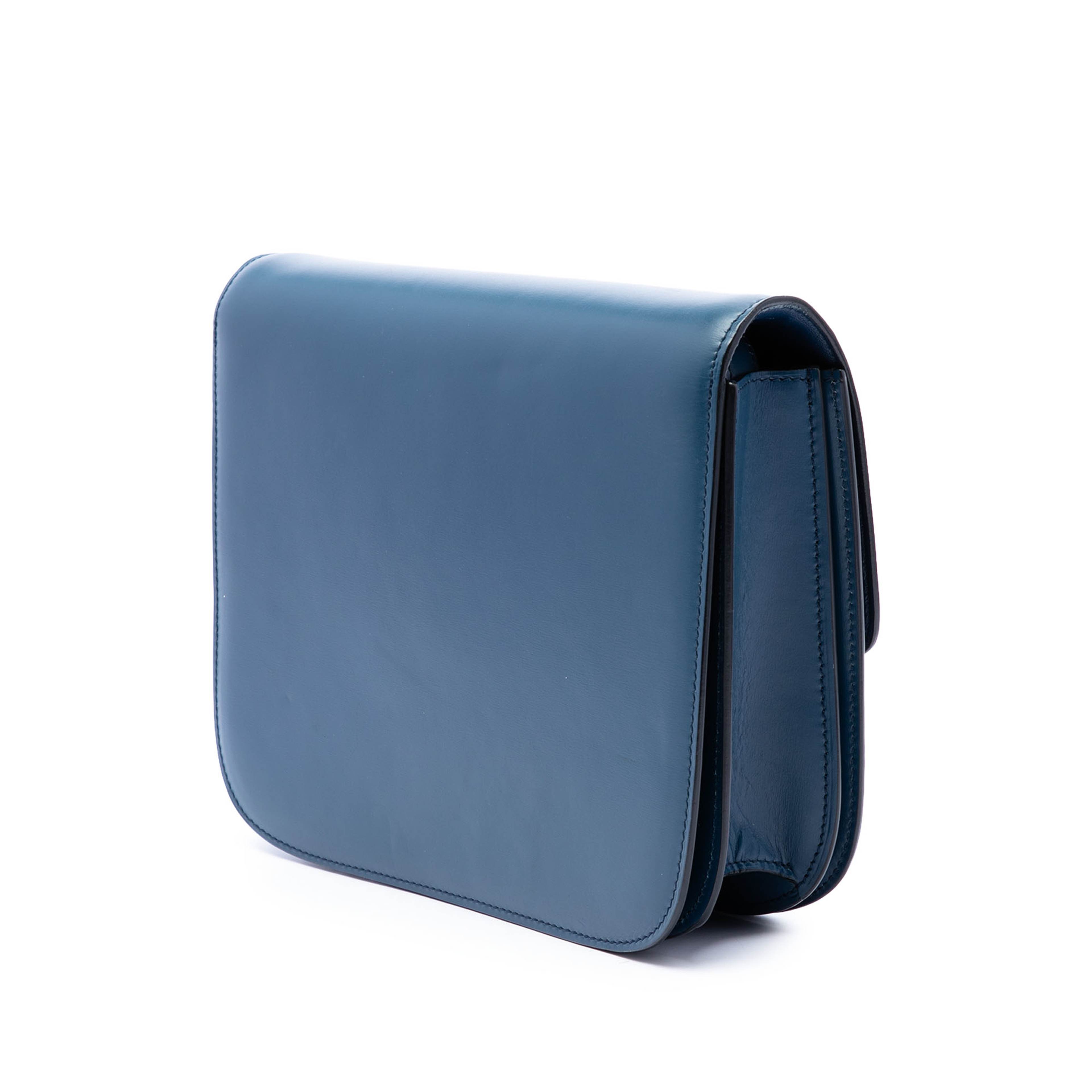 Celine Medium Calfskin Classic Box, från Luxclusif, i färgen blå. Klicka för att öppna bilden i stort format