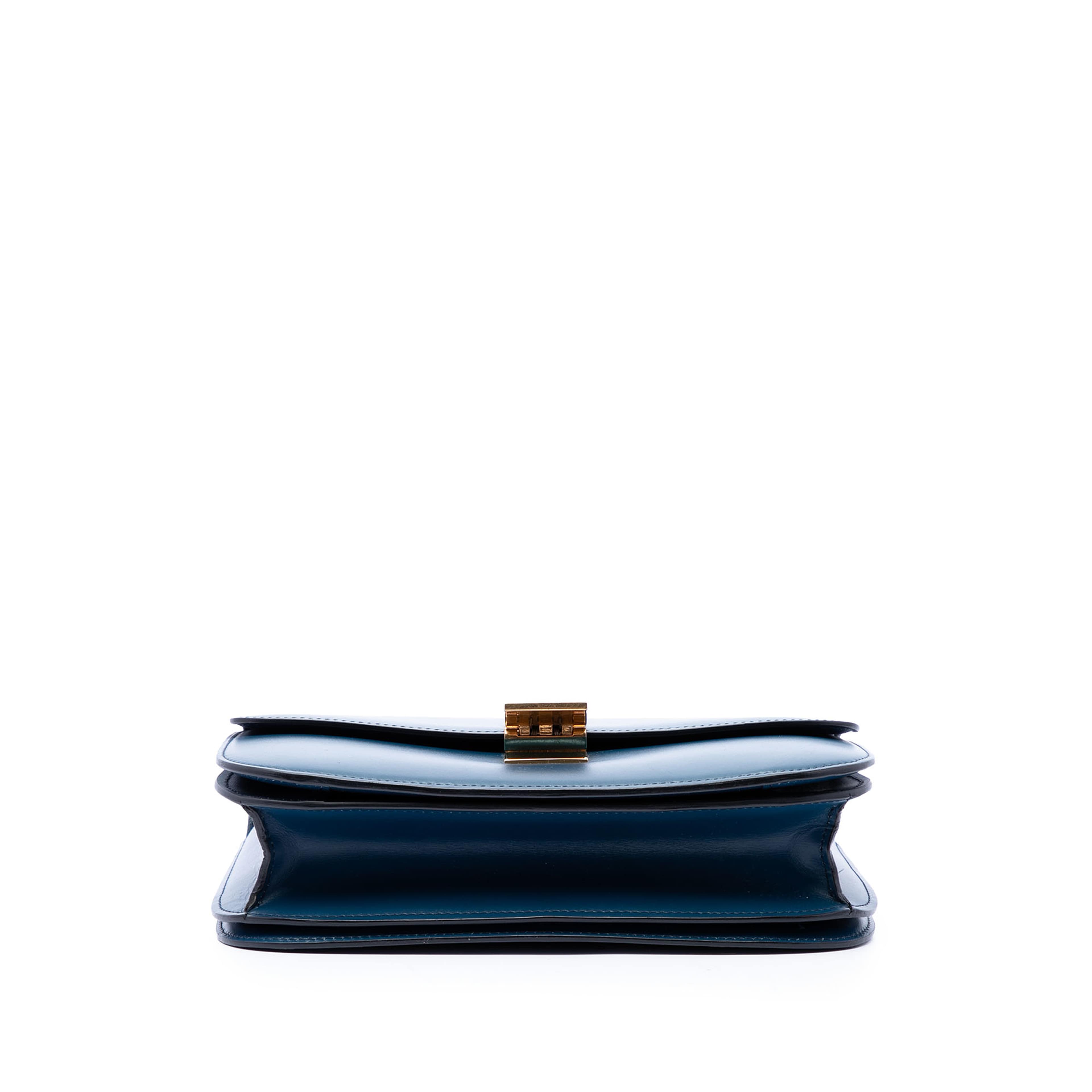 Celine Medium Calfskin Classic Box, från Luxclusif, i färgen blå. Klicka för att öppna bilden i stort format
