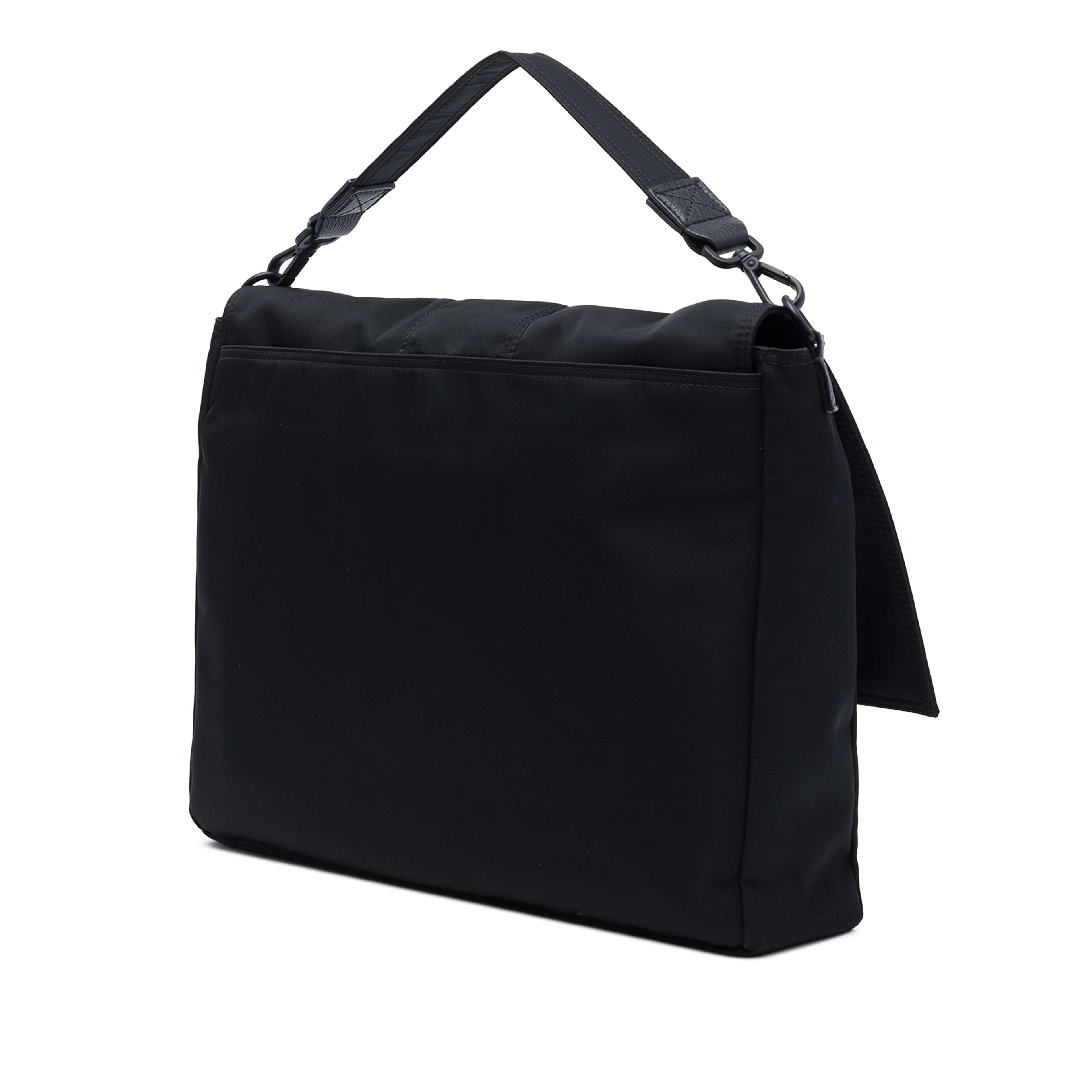 Fendi Nylon Baguette Messenger Bag, från Luxclusif, i färgen svart. Klicka för att öppna bilden i stort format