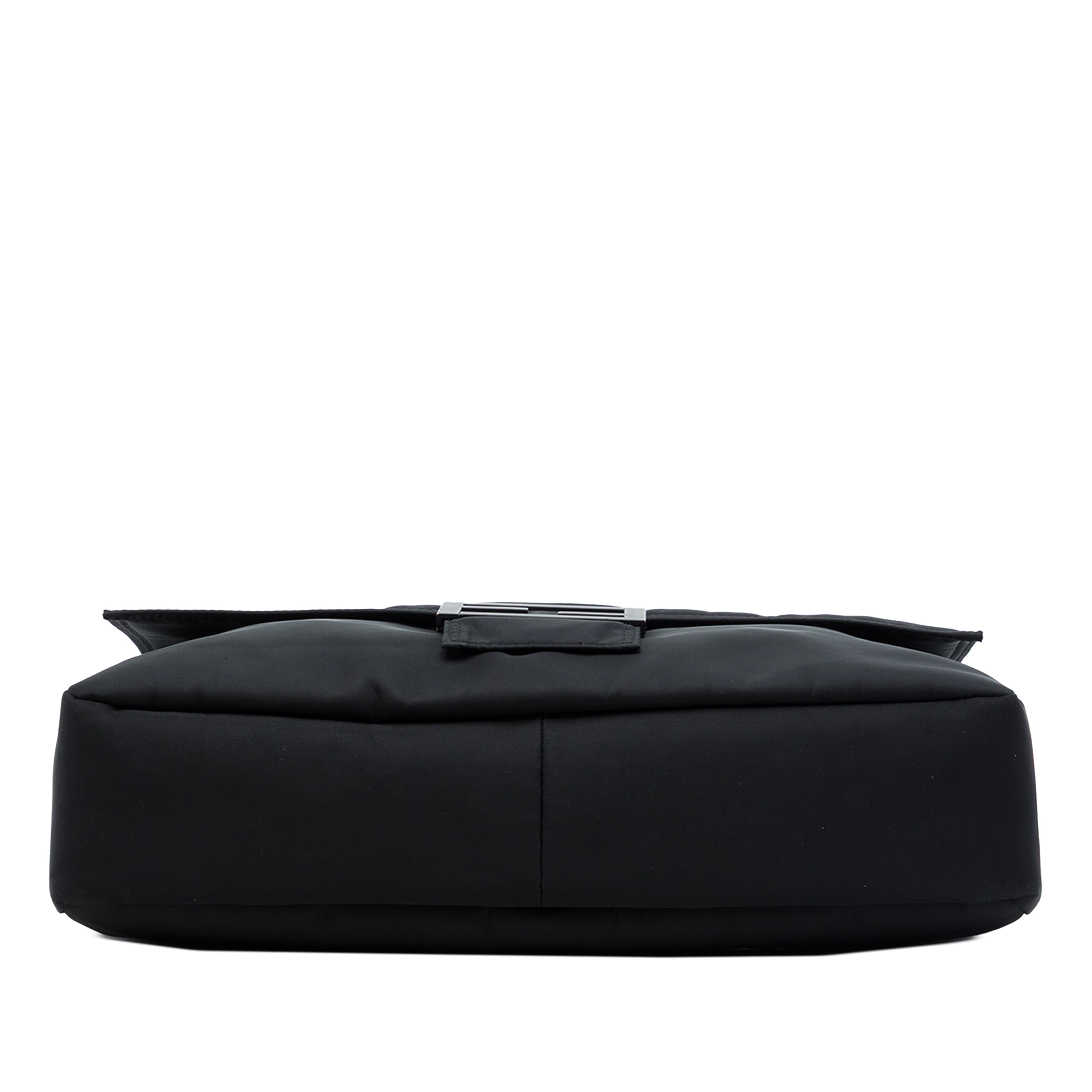 Fendi Nylon Baguette Messenger Bag, från Luxclusif, i färgen svart. Klicka för att öppna bilden i stort format