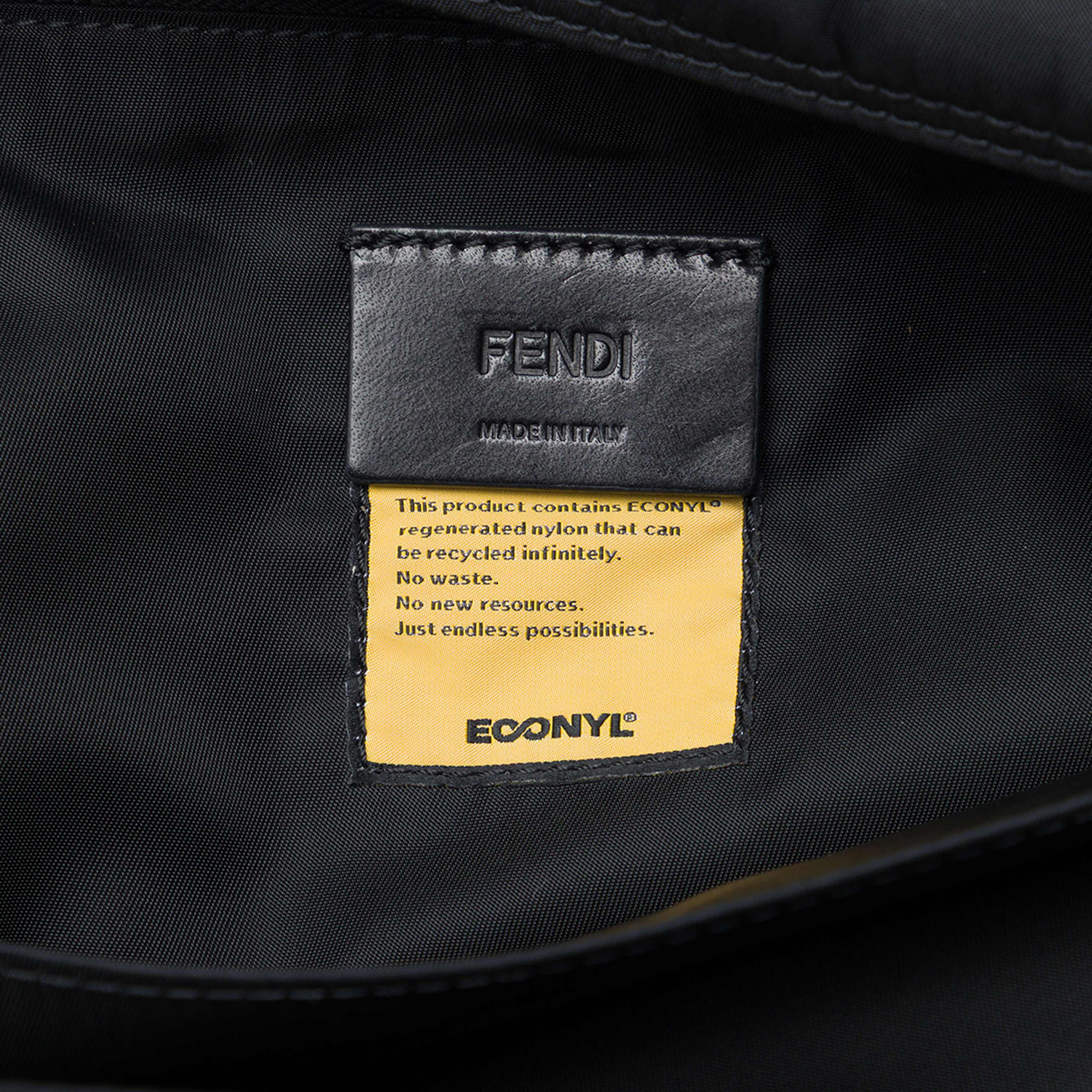 Fendi Nylon Baguette Messenger Bag, från Luxclusif, i färgen svart. Klicka för att öppna bilden i stort format