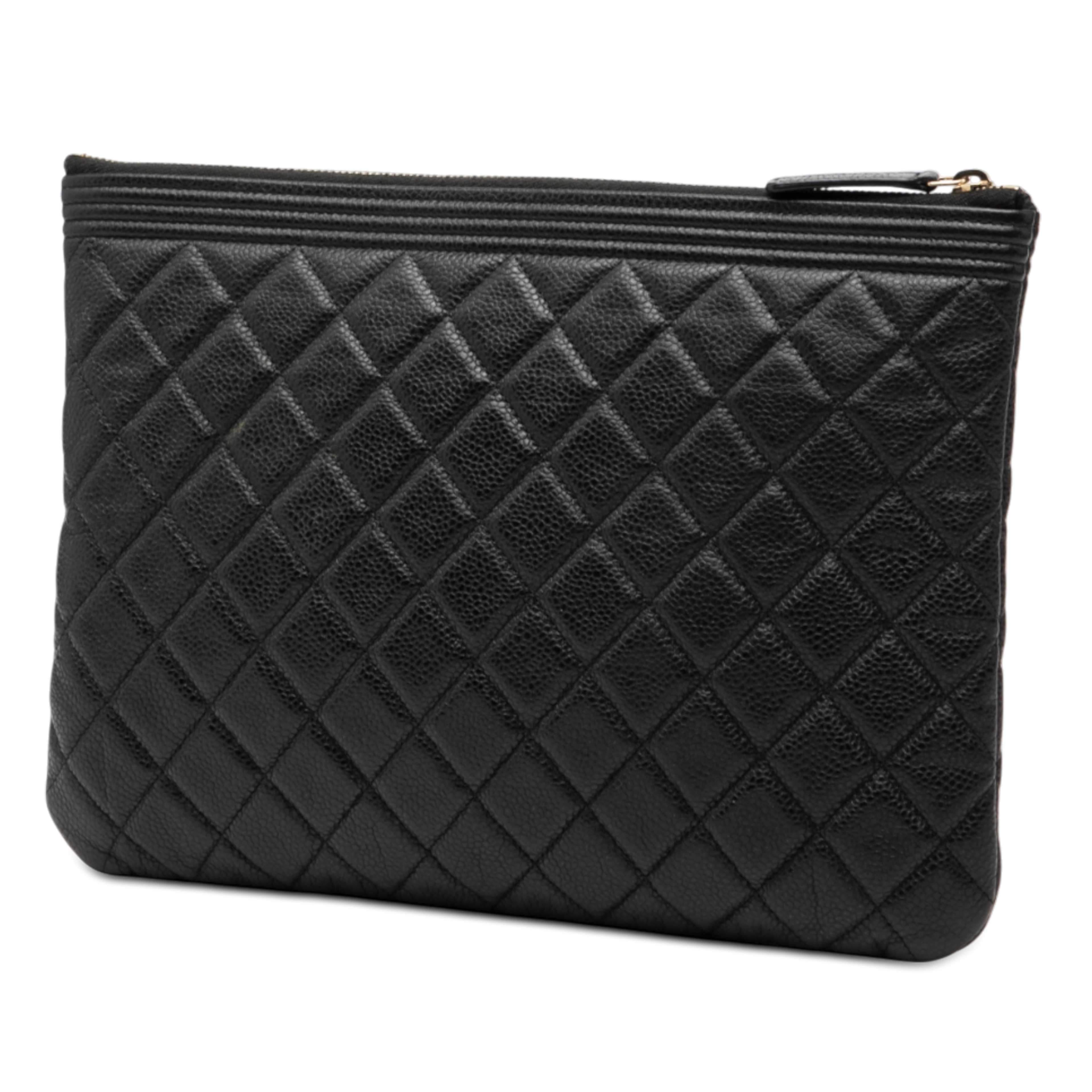 Chanel Medium Quilted Caviar Boy O Case Clutch, från Luxclusif, i färgen black. Klicka för att öppna bilden i stort format