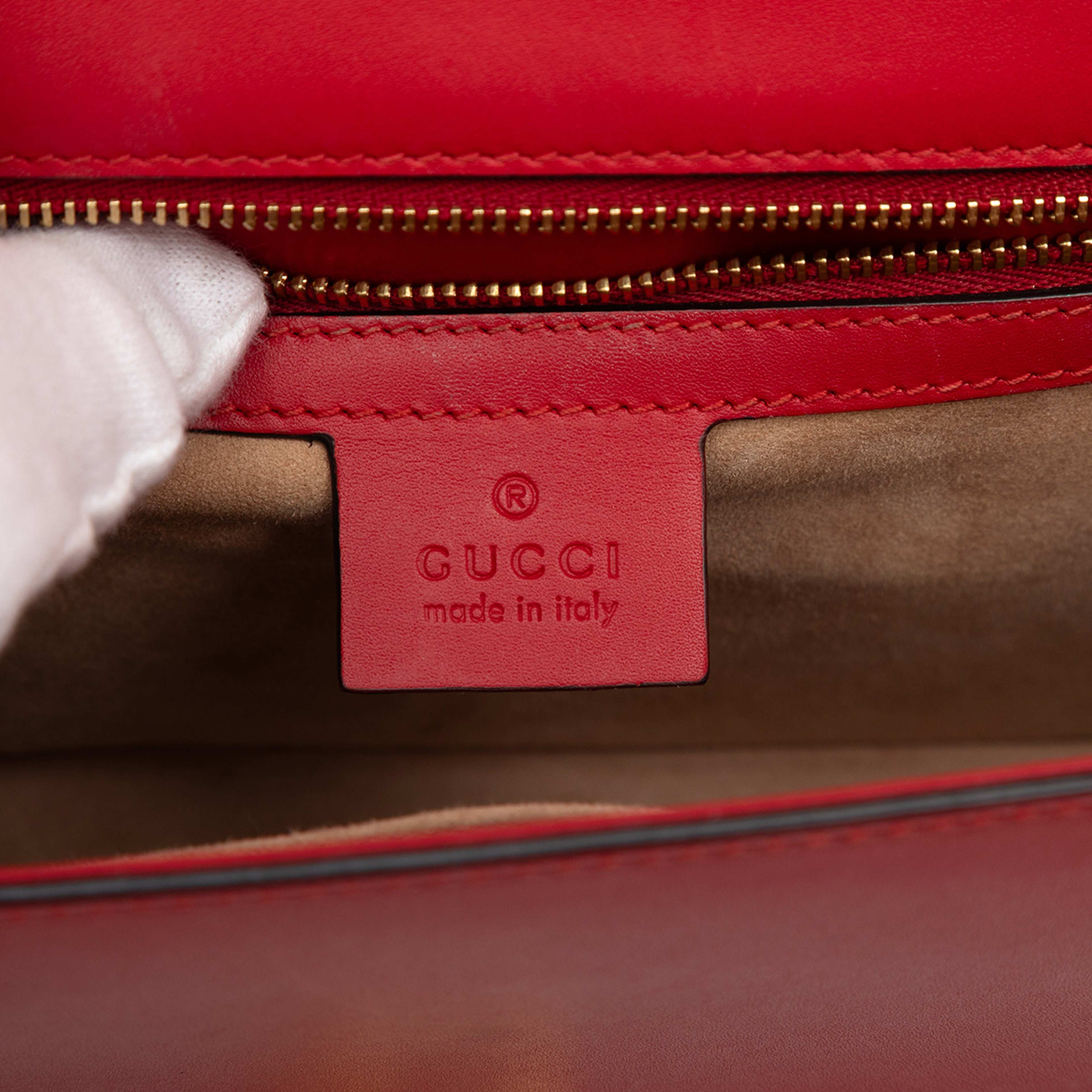Gucci Small Leather Sylvie Web Satchel, från Luxclusif, i färgen red. Klicka för att öppna bilden i stort format