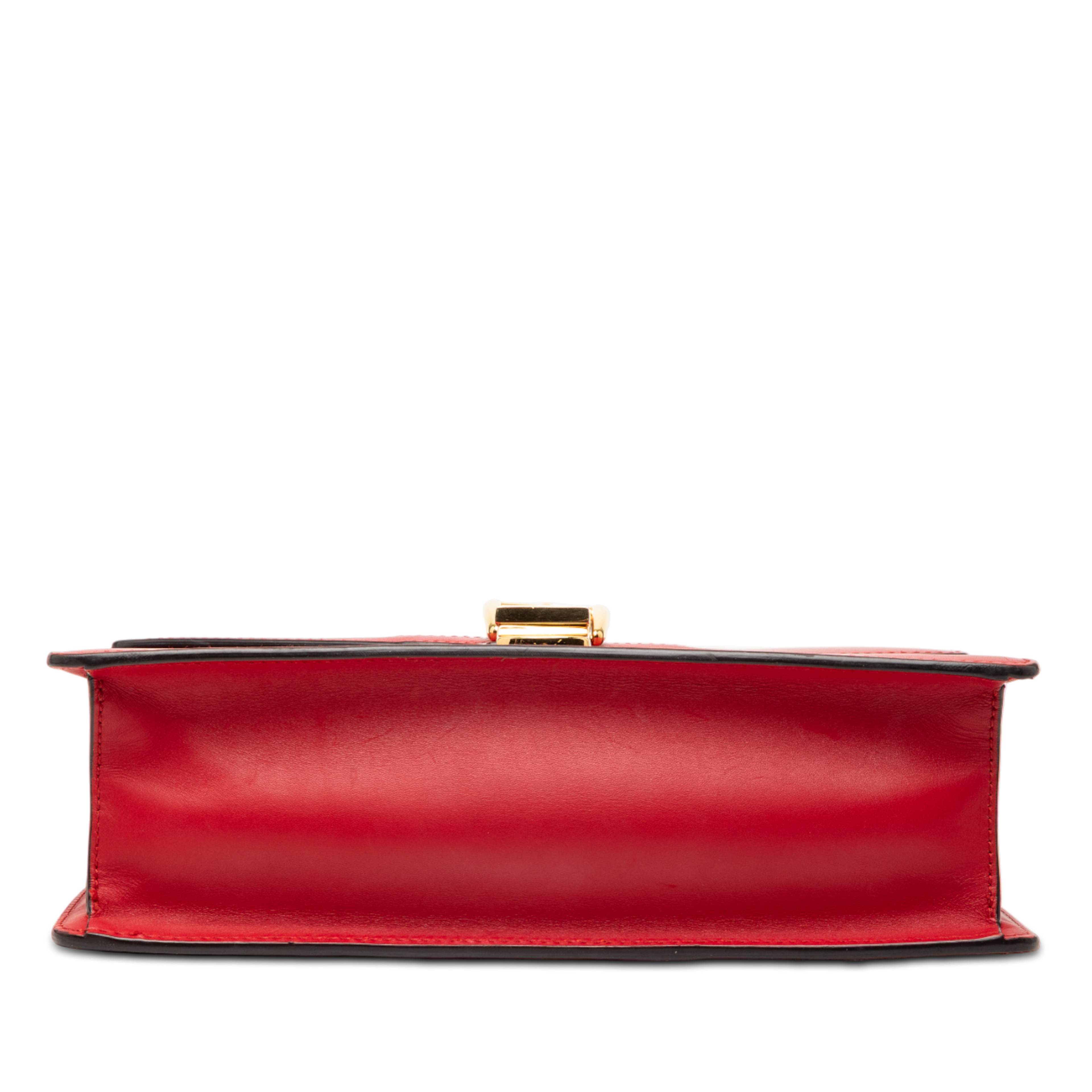 Gucci Small Leather Sylvie Web Satchel, från Luxclusif, i färgen red. Klicka för att öppna bilden i stort format