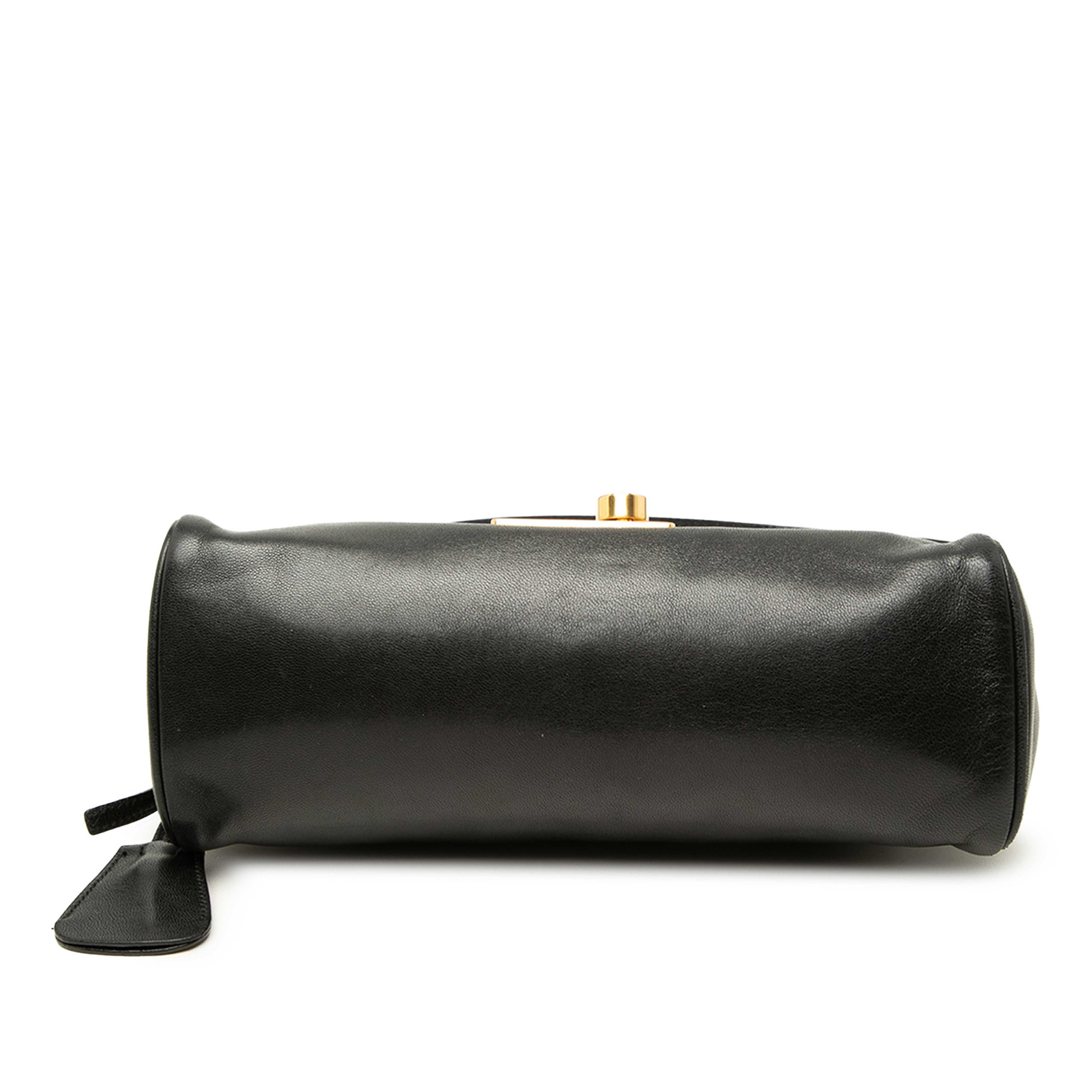 Prada City Calf Sound Lock Shoulder Bag, från Luxclusif, i färgen svart. Klicka för att öppna bilden i stort format