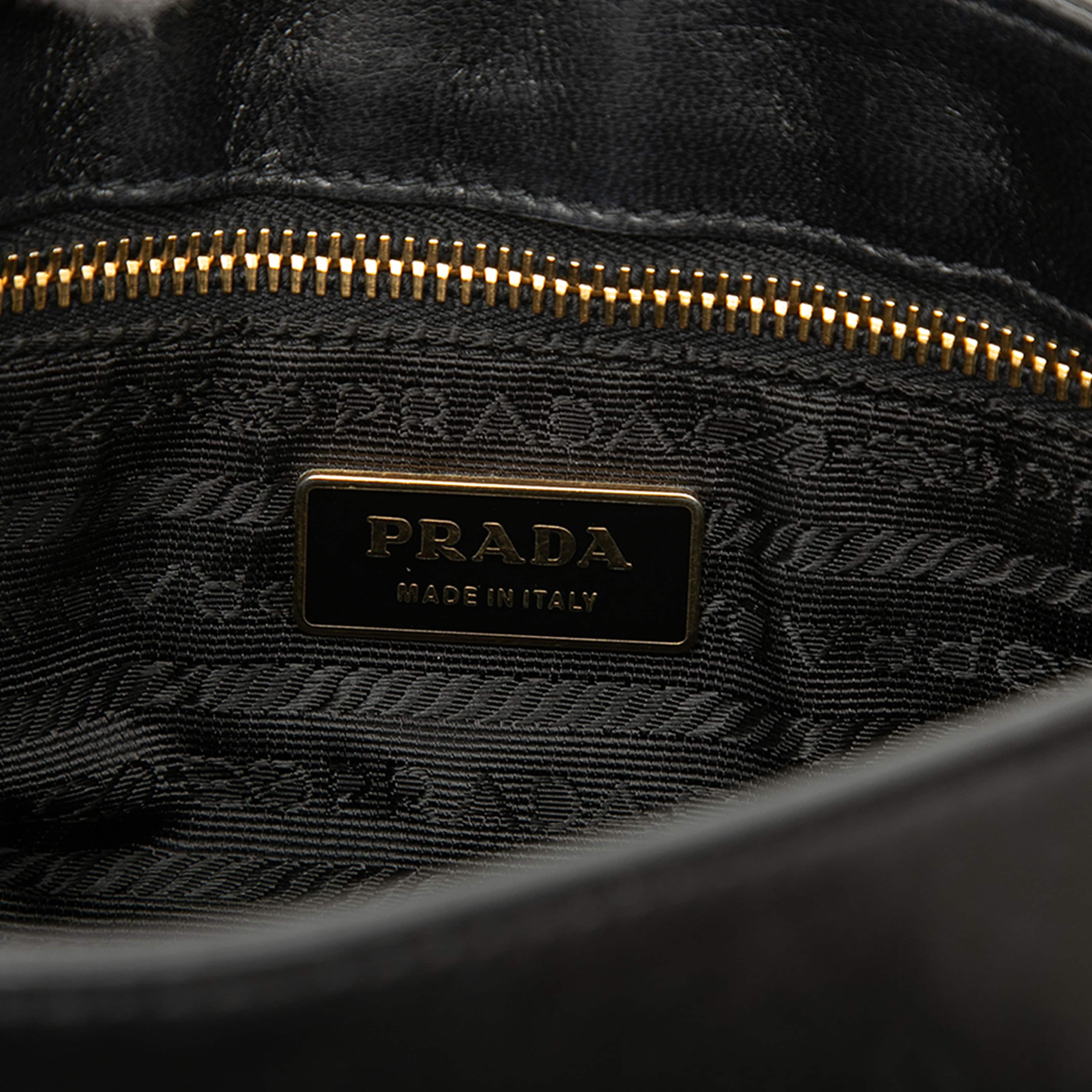 Prada City Calf Sound Lock Shoulder Bag, från Luxclusif, i färgen svart. Klicka för att öppna bilden i stort format