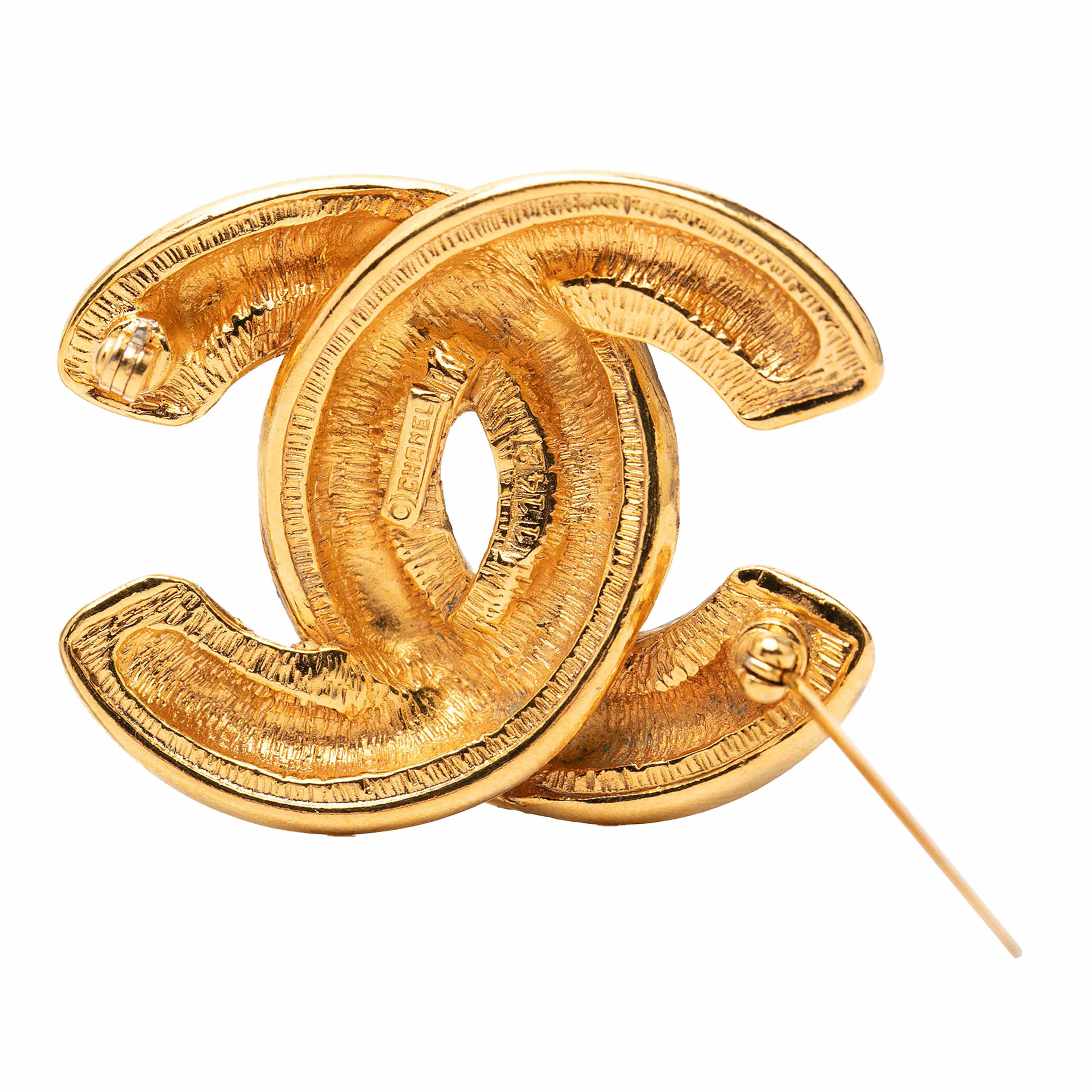 Chanel Gold Plated Quilted Cc Brooch, från Luxclusif, i färgen gold. Klicka för att öppna bilden i stort format