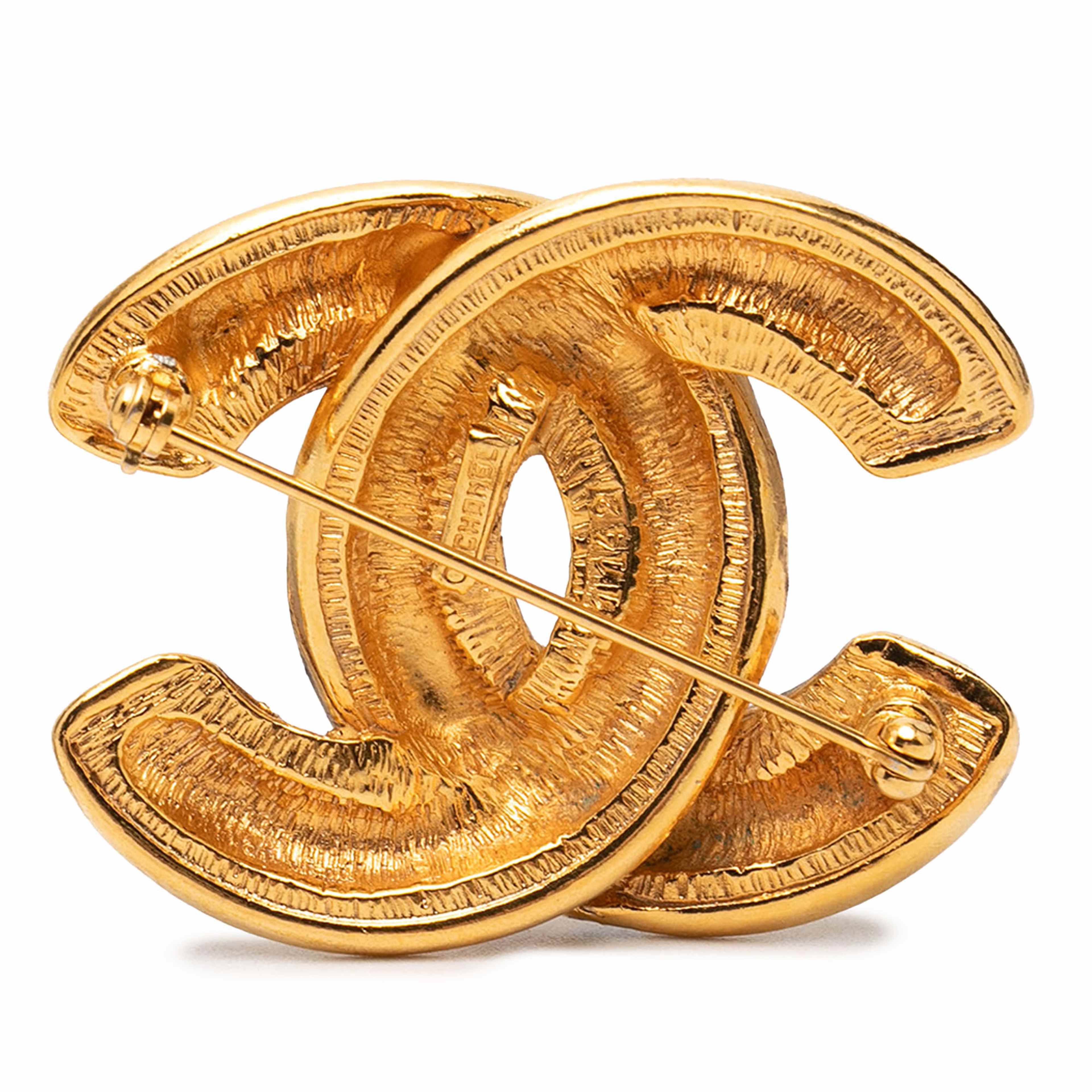 Chanel Gold Plated Quilted Cc Brooch, från Luxclusif, i färgen gold. Klicka för att öppna bilden i stort format