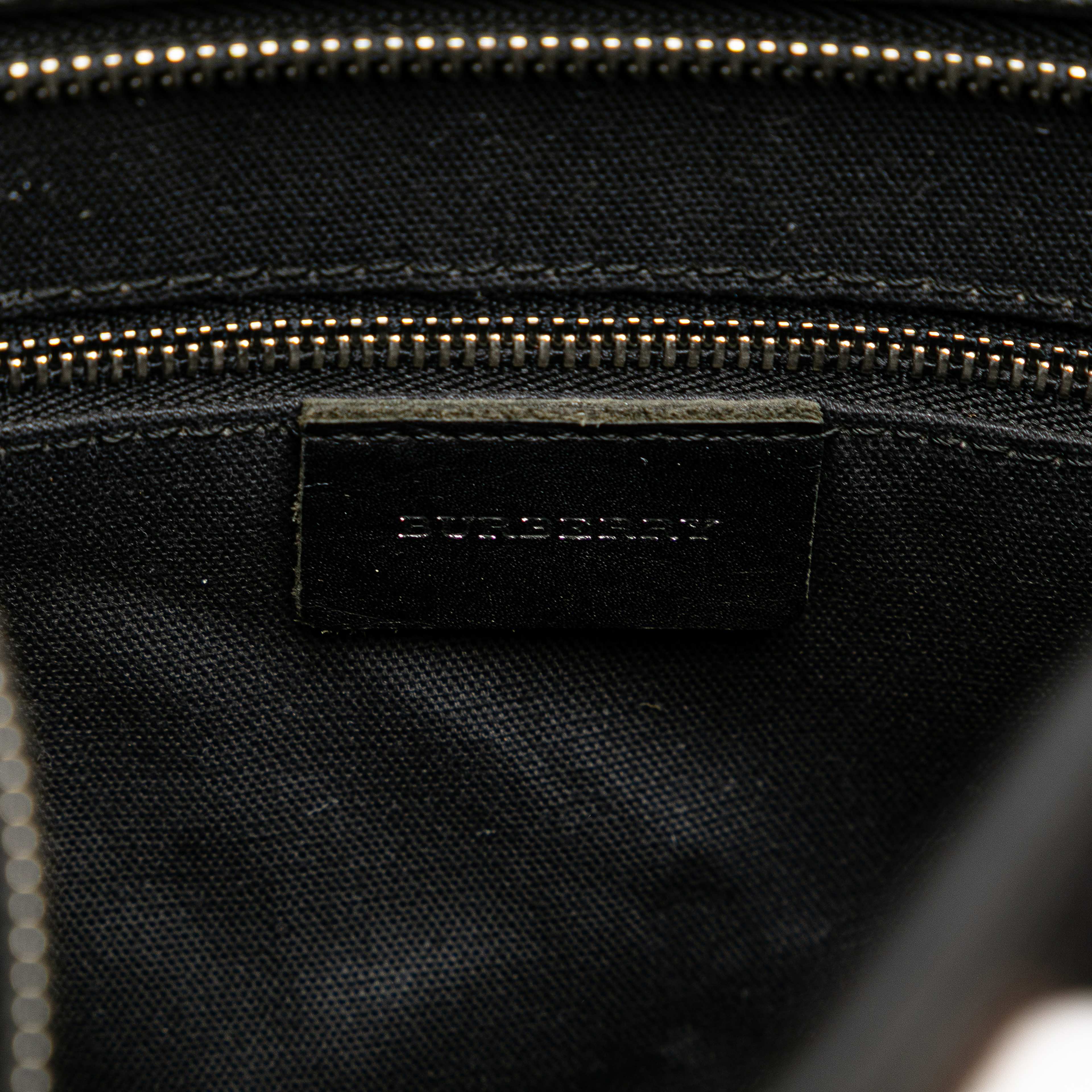Burberry Superenova Check Wool Tote, från Luxclusif, i färgen black. Klicka för att öppna bilden i stort format