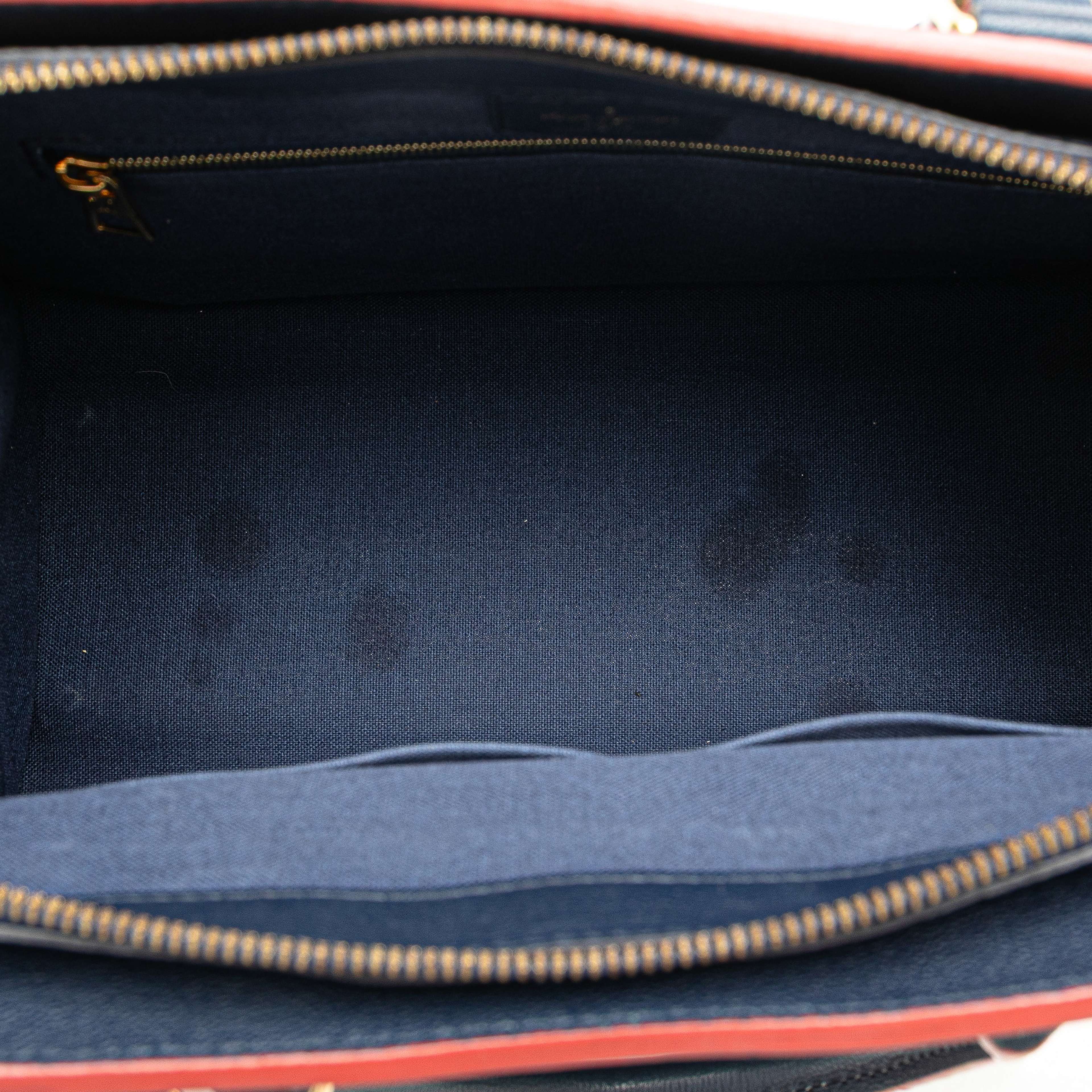 Louis Vuitton Epi Vaneau Mm, från Luxclusif, i färgen blue. Klicka för att öppna bilden i stort format