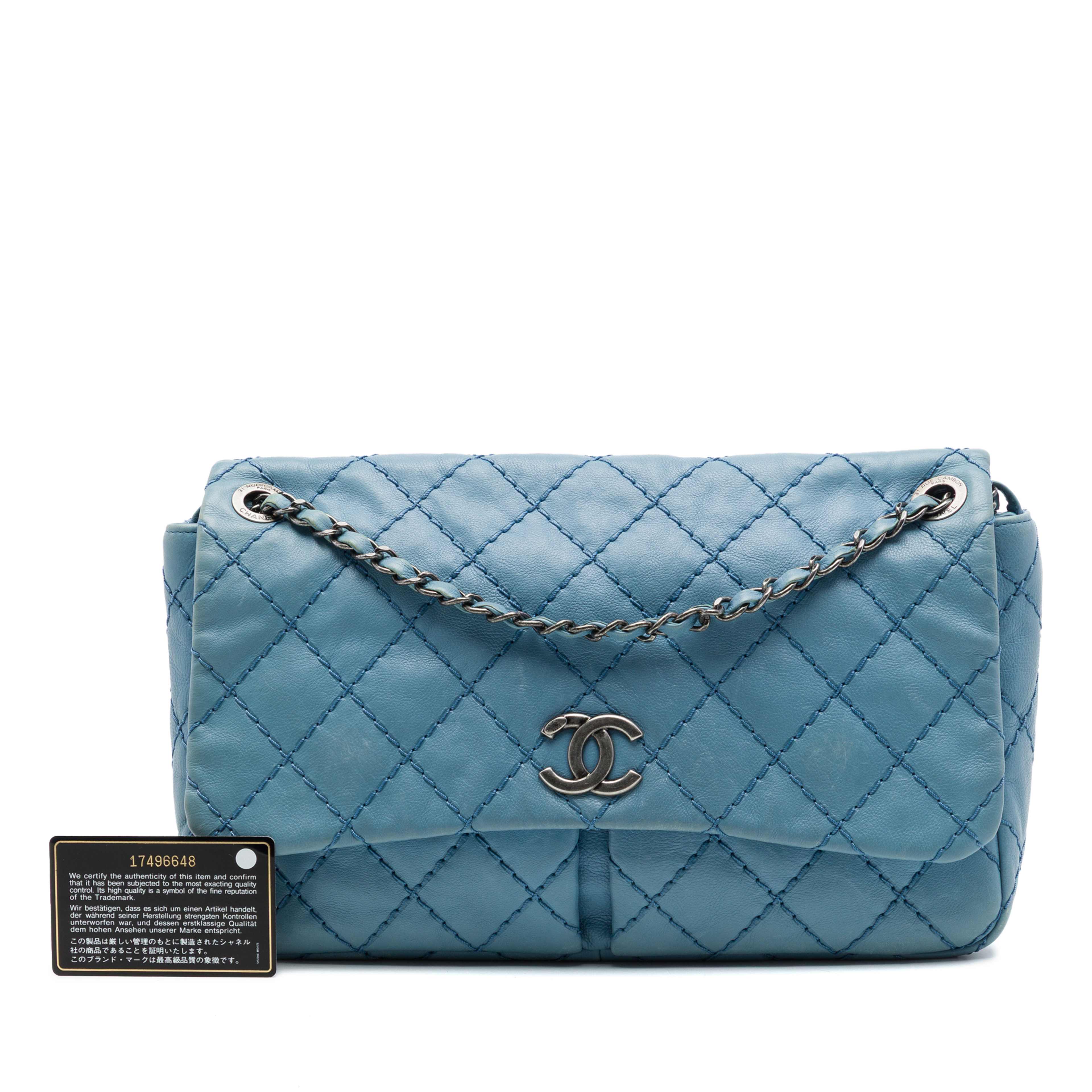 Chanel Medium Quilted Calfskin Natural Beauty Split Pocket Flap, från Luxclusif, i färgen blå. Klicka för att öppna bilden i stort format