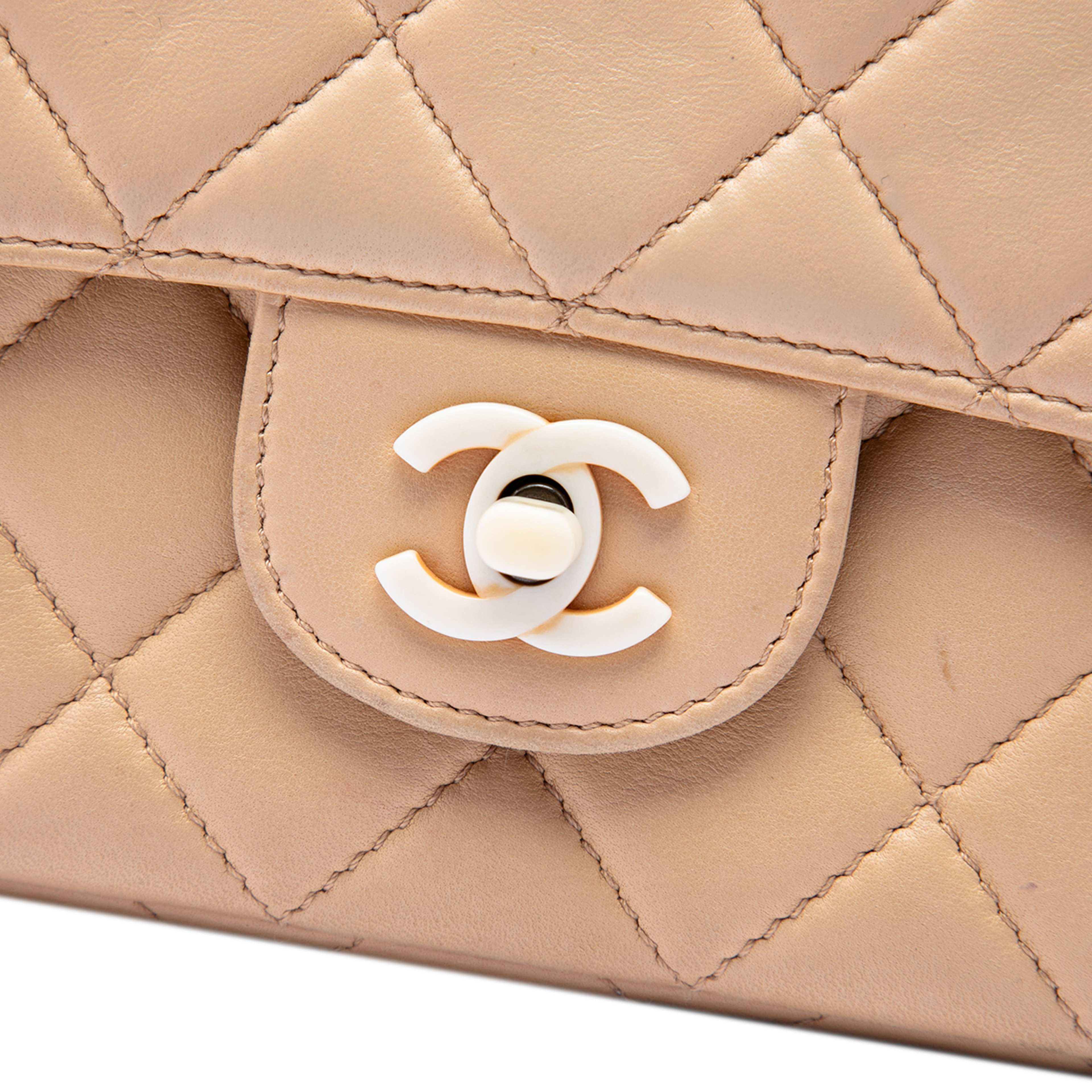 Chanel Cc Quilted Lambskin Resin Chain Single Flap, från Luxclusif, i färgen beige. Klicka för att öppna bilden i stort format