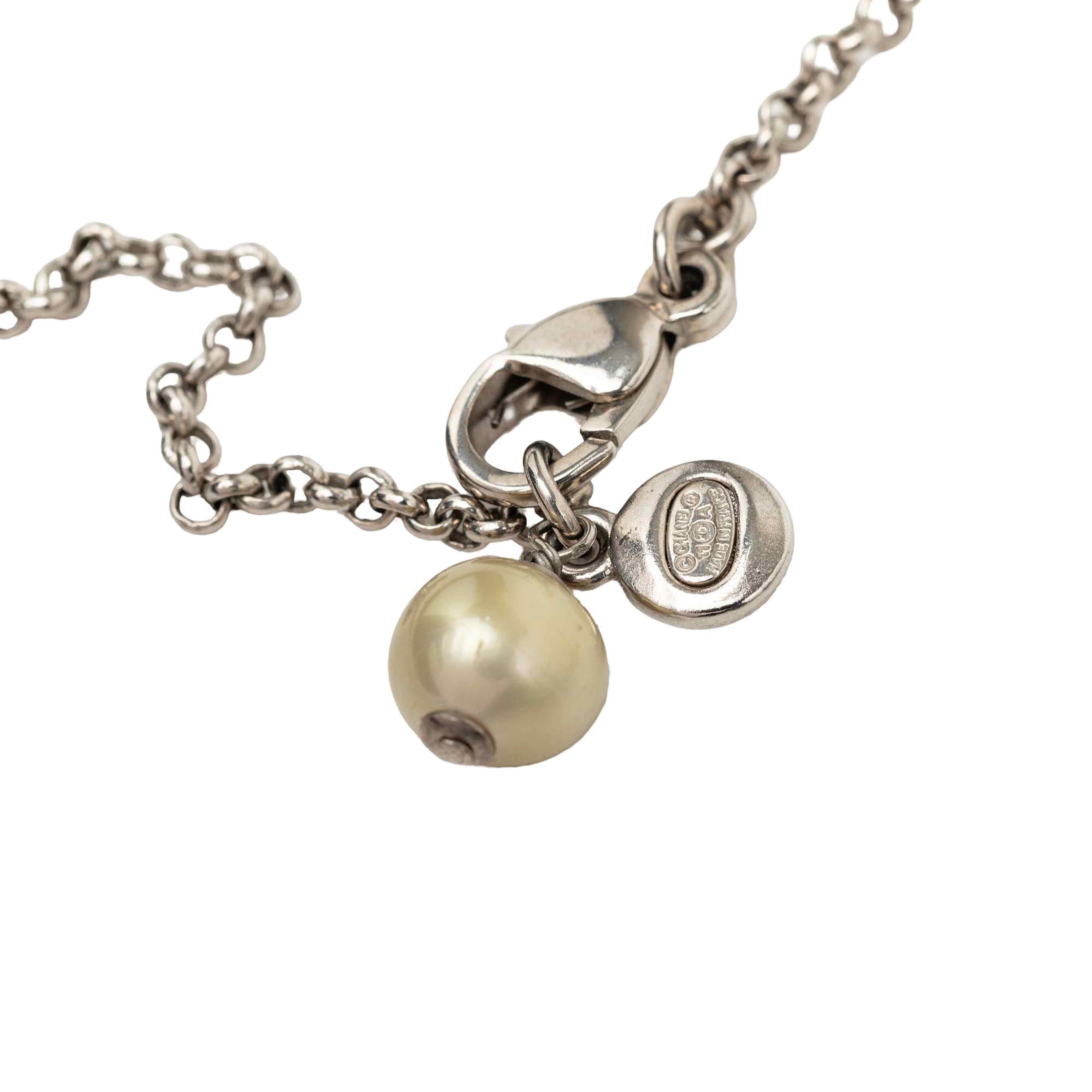 Chanel Cc Brass Strass And Faux Pearl Pendant Necklace, från Luxclusif, i färgen silver. Klicka för att öppna bilden i stort format
