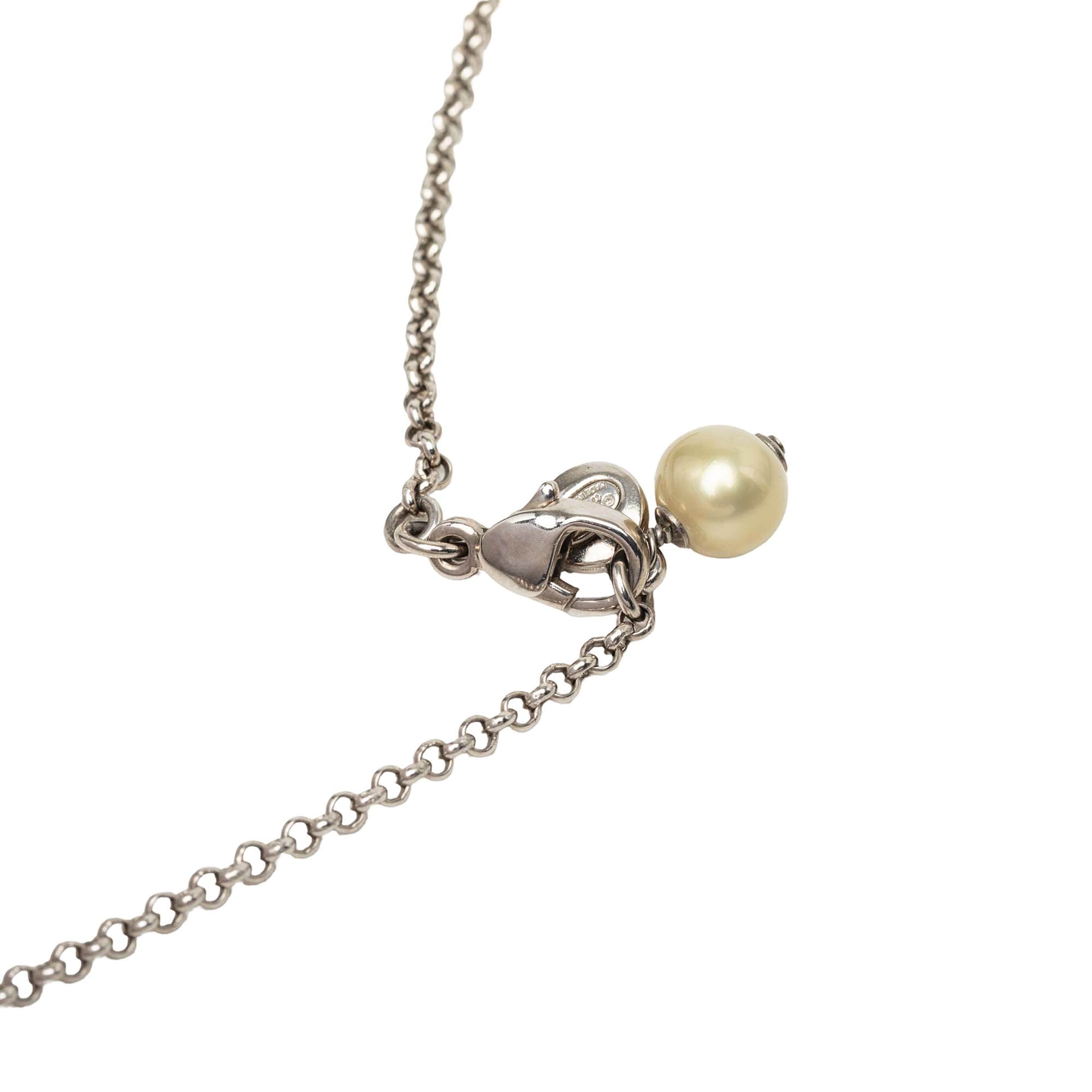 Chanel Cc Brass Strass And Faux Pearl Pendant Necklace, från Luxclusif, i färgen silver. Klicka för att öppna bilden i stort format