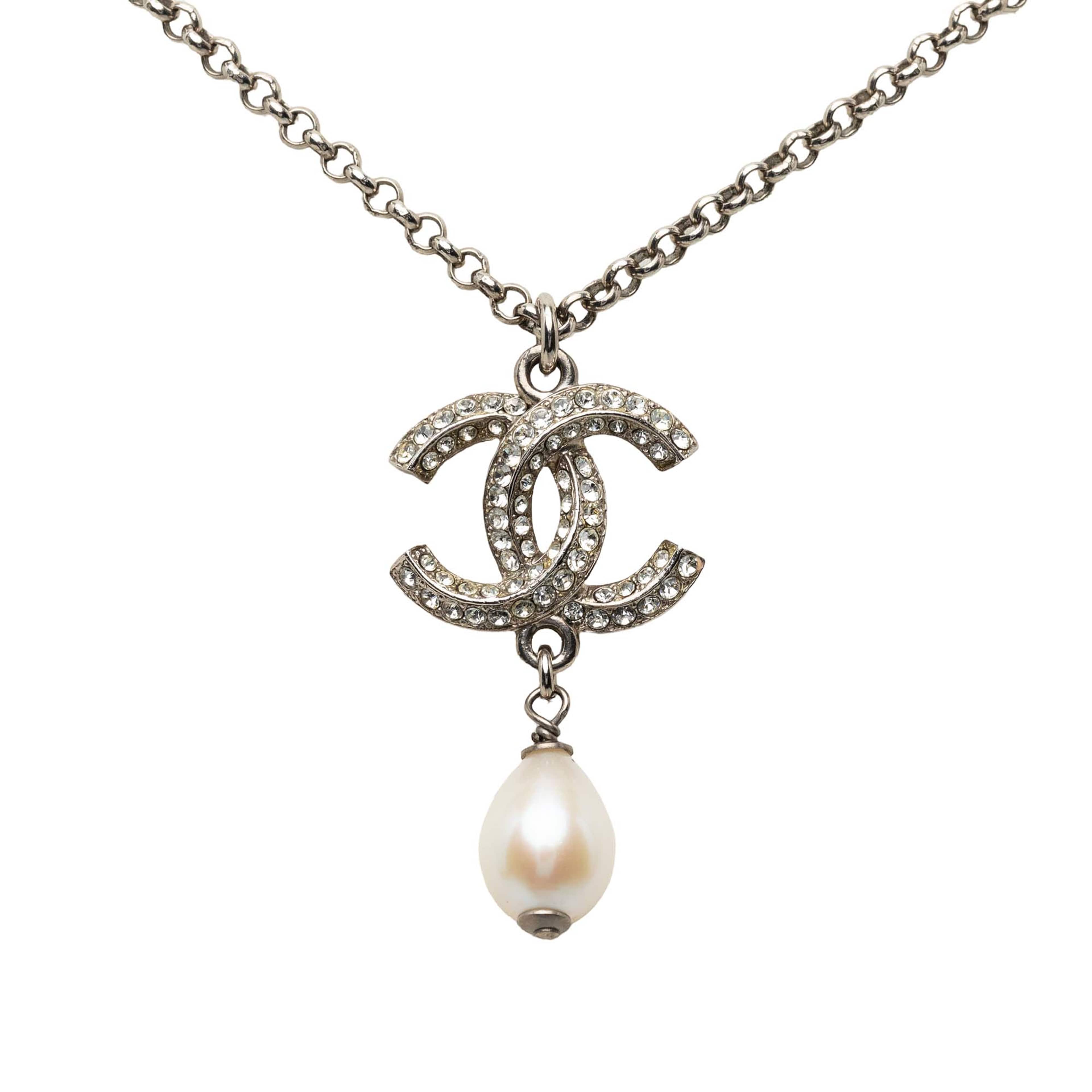 Chanel Cc Brass Strass And Faux Pearl Pendant Necklace, från Luxclusif, i färgen silver. Klicka för att öppna bilden i stort format