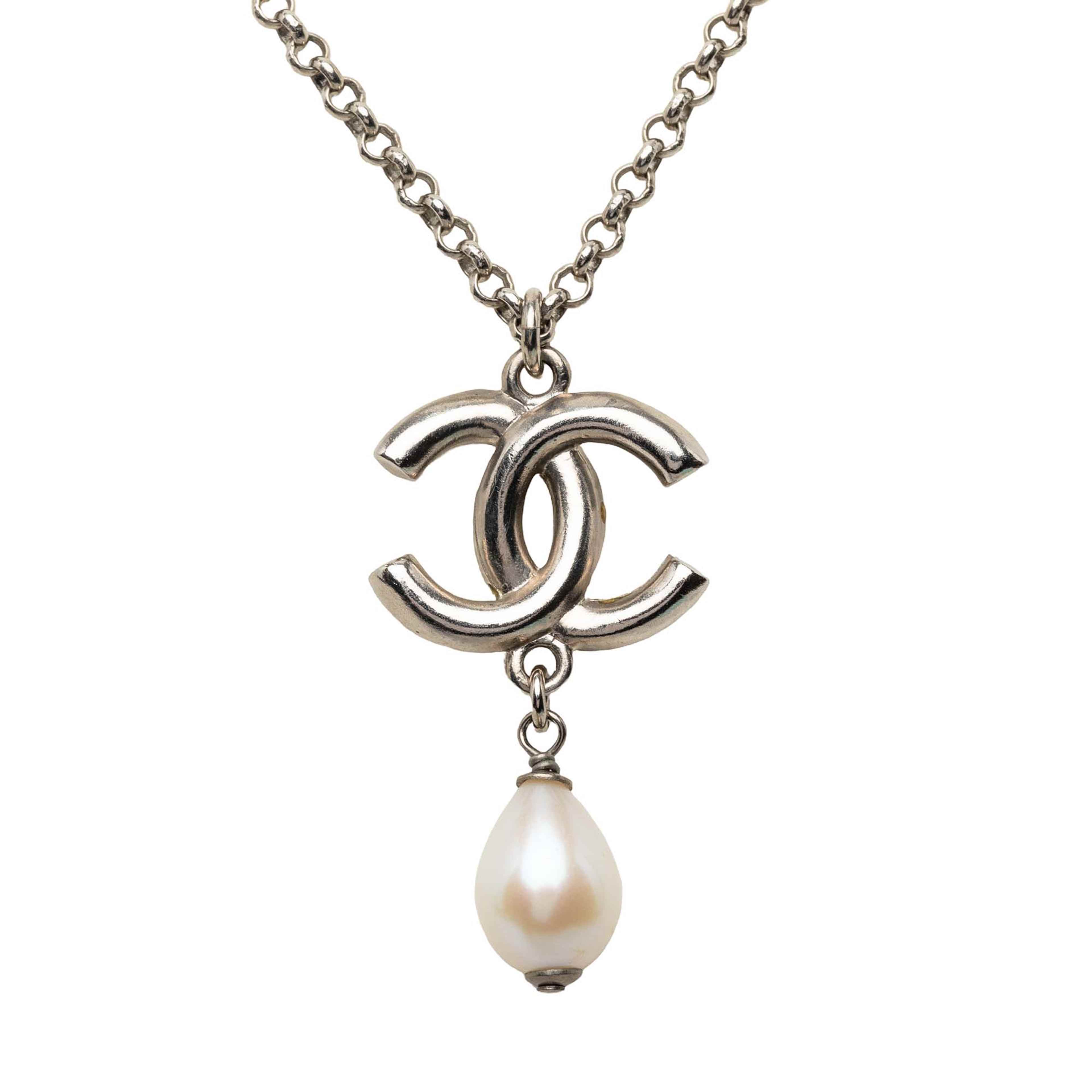 Chanel Cc Brass Strass And Faux Pearl Pendant Necklace, från Luxclusif, i färgen silver. Klicka för att öppna bilden i stort format