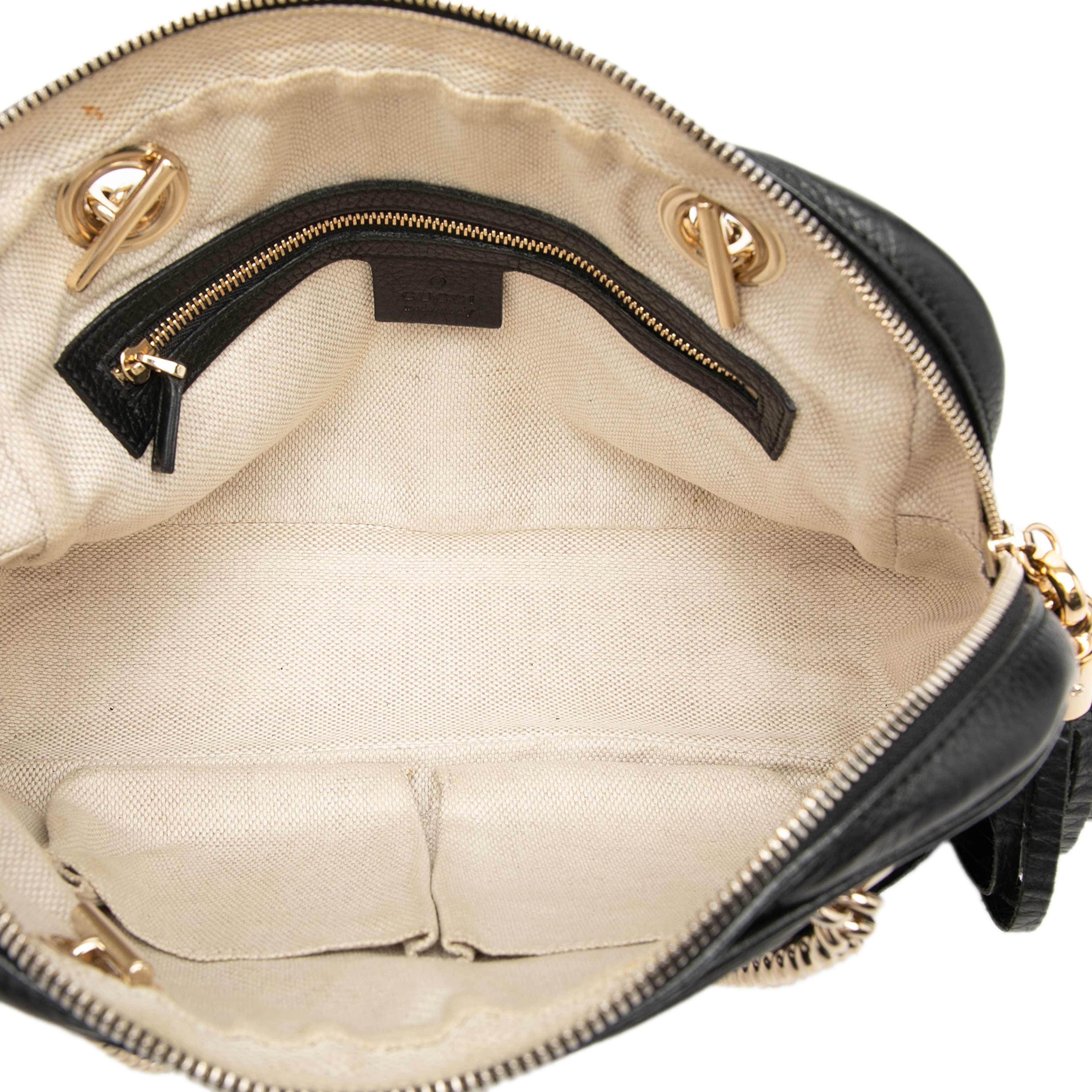 Gucci Pebbled Leather Soho Chain Zip Shoulder Bag, från Luxclusif, i färgen black. Klicka för att öppna bilden i stort format