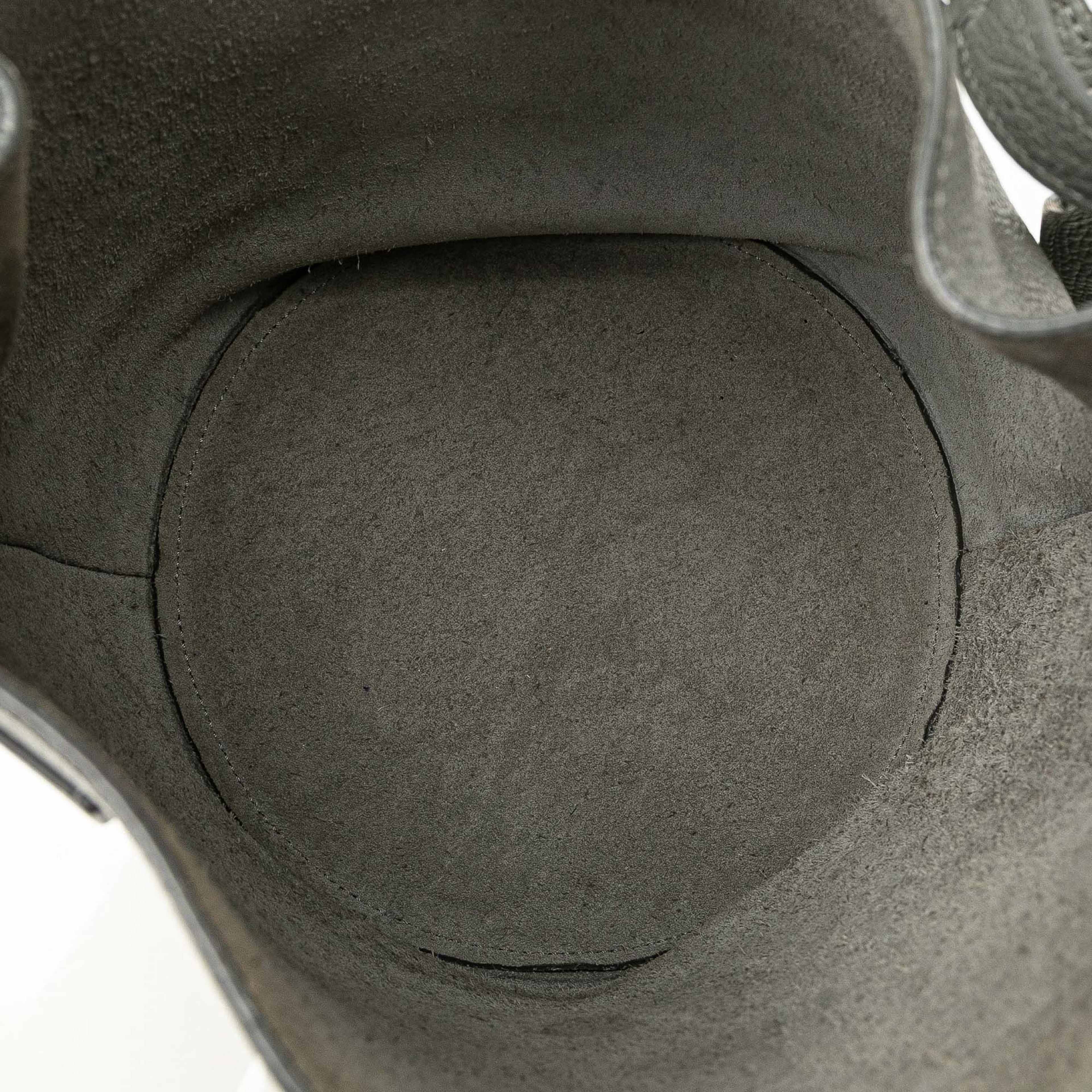 Celine Leather Big Bag Bucket, från Luxclusif, i färgen beige. Klicka för att öppna bilden i stort format