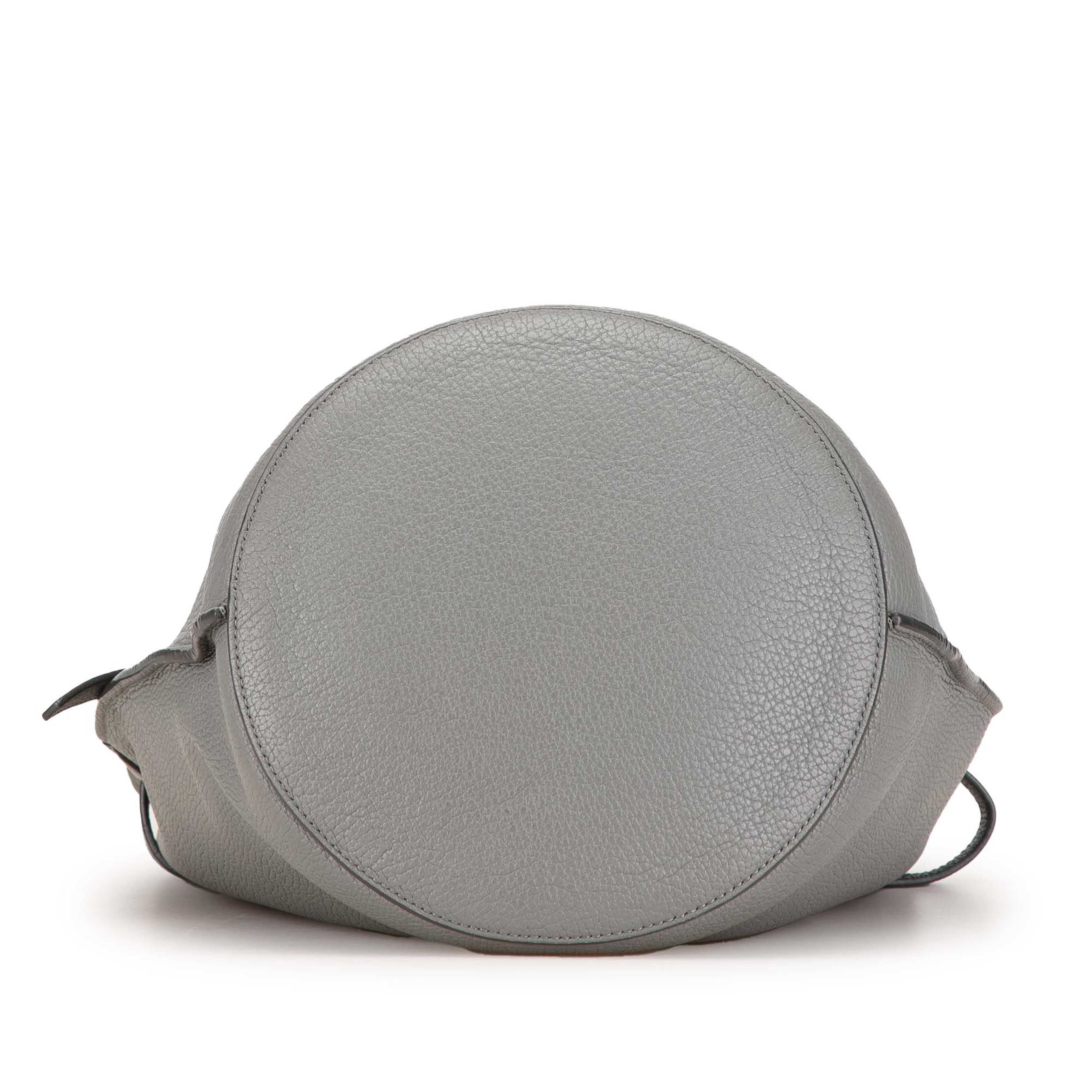 Celine Leather Big Bag Bucket, från Luxclusif, i färgen beige. Klicka för att öppna bilden i stort format