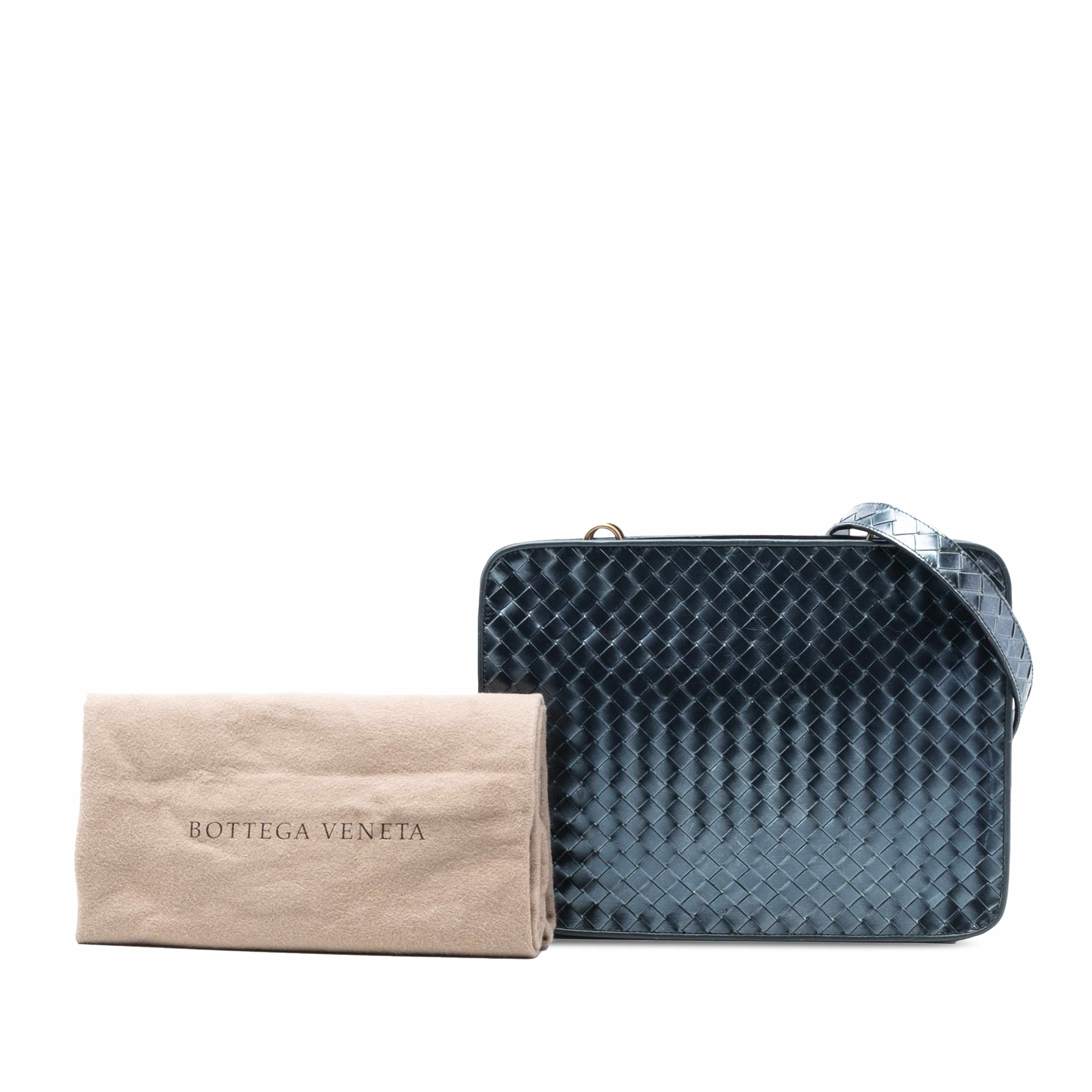 Bottega Veneta Nappa Intrecciato Shoulder Bag, från Luxclusif, i färgen blå. Klicka för att öppna bilden i stort format