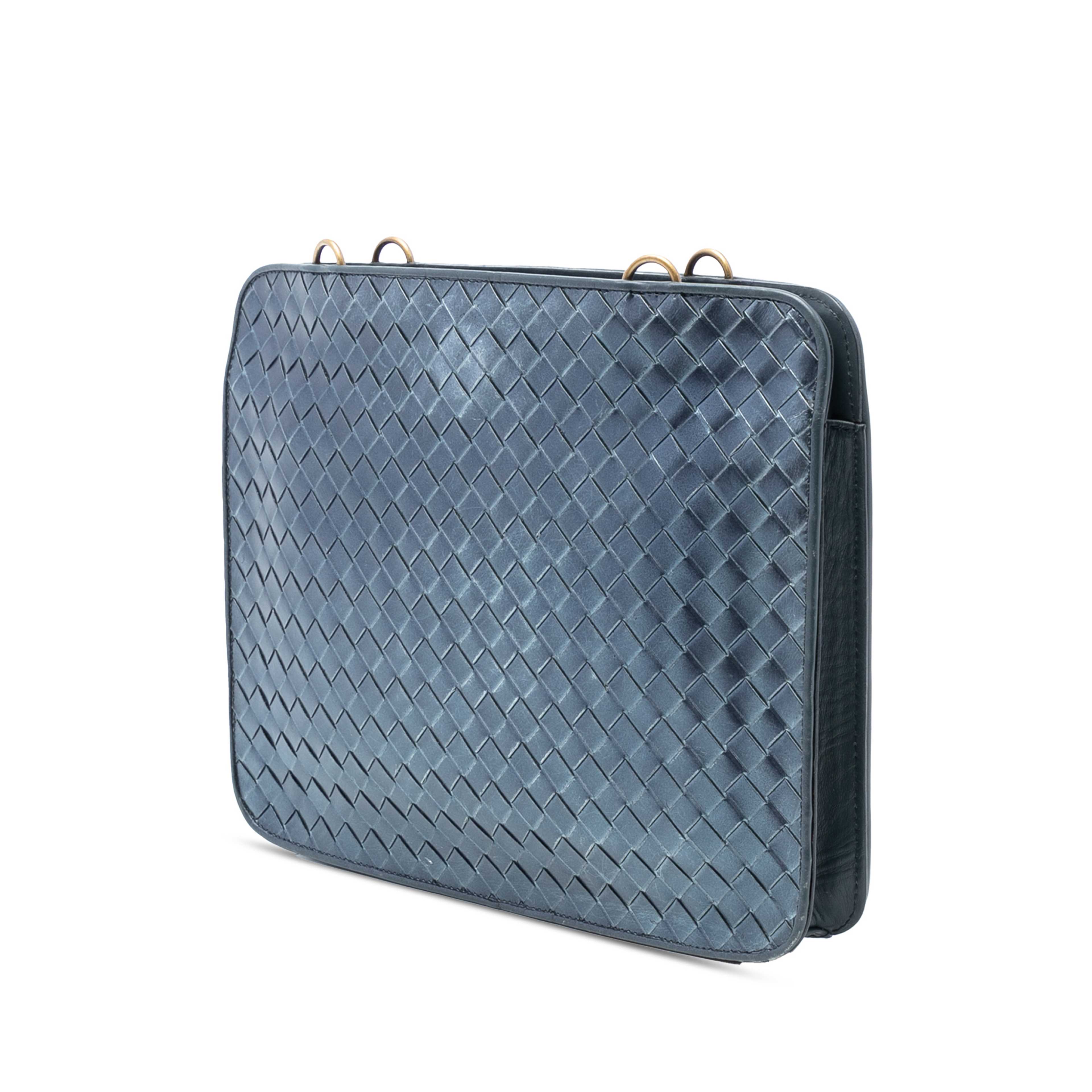 Bottega Veneta Nappa Intrecciato Shoulder Bag, från Luxclusif, i färgen navy. Klicka för att öppna bilden i stort format