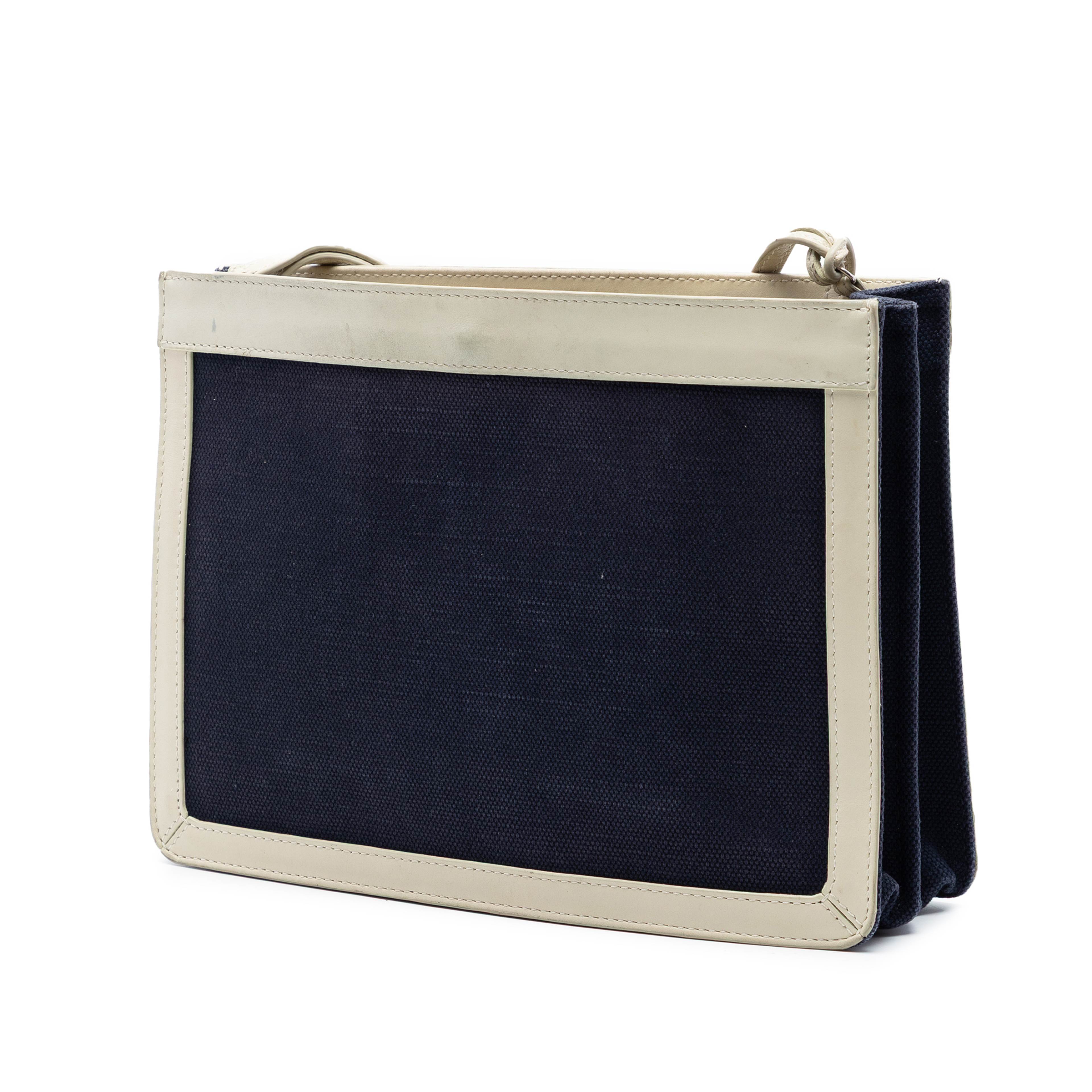 Balenciaga Canvas Navy Pochette M Crossbody, från Luxclusif, i färgen svart. Klicka för att öppna bilden i stort format