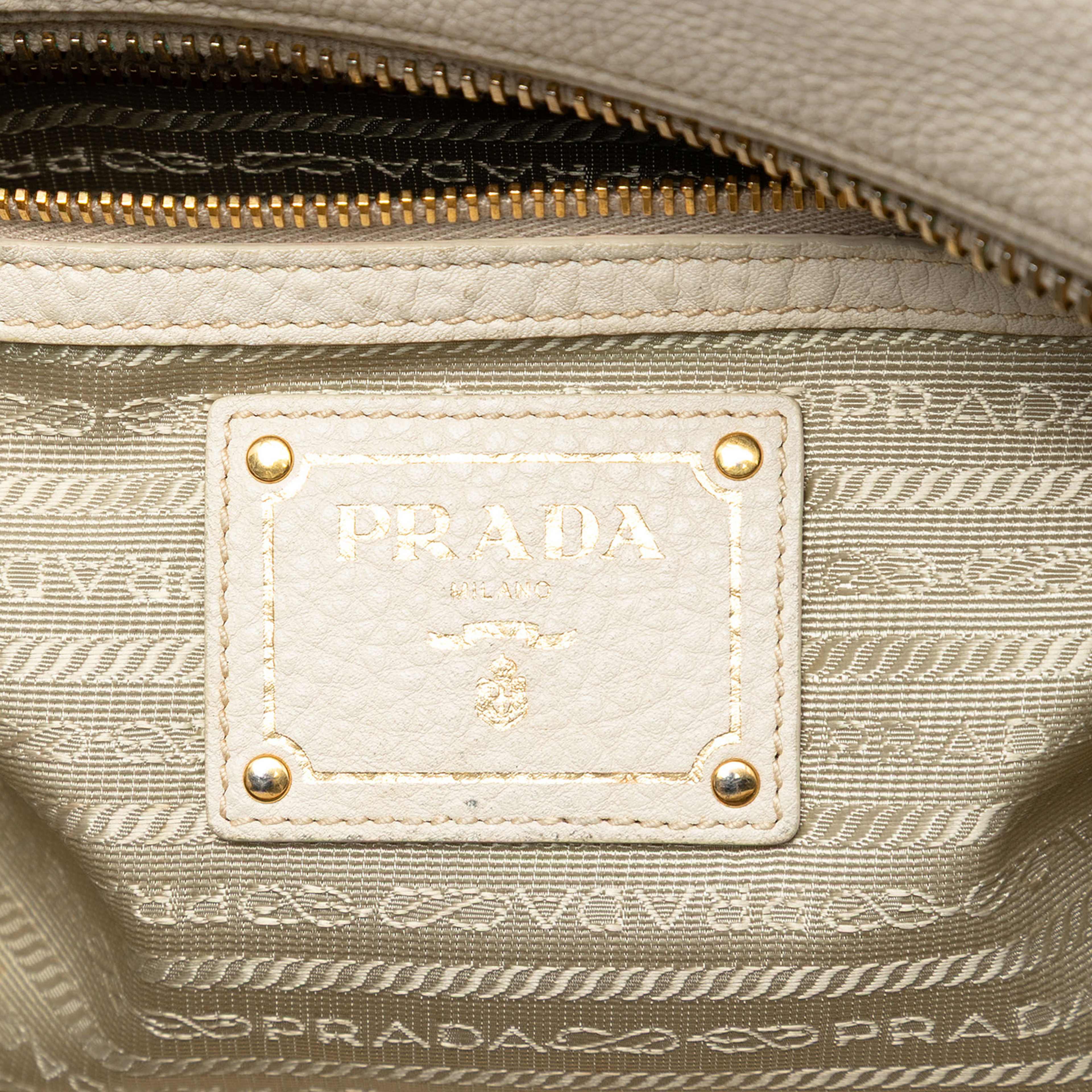 Prada Vitello Daino Bauletto Bag, från Luxclusif, i färgen white. Klicka för att öppna bilden i stort format