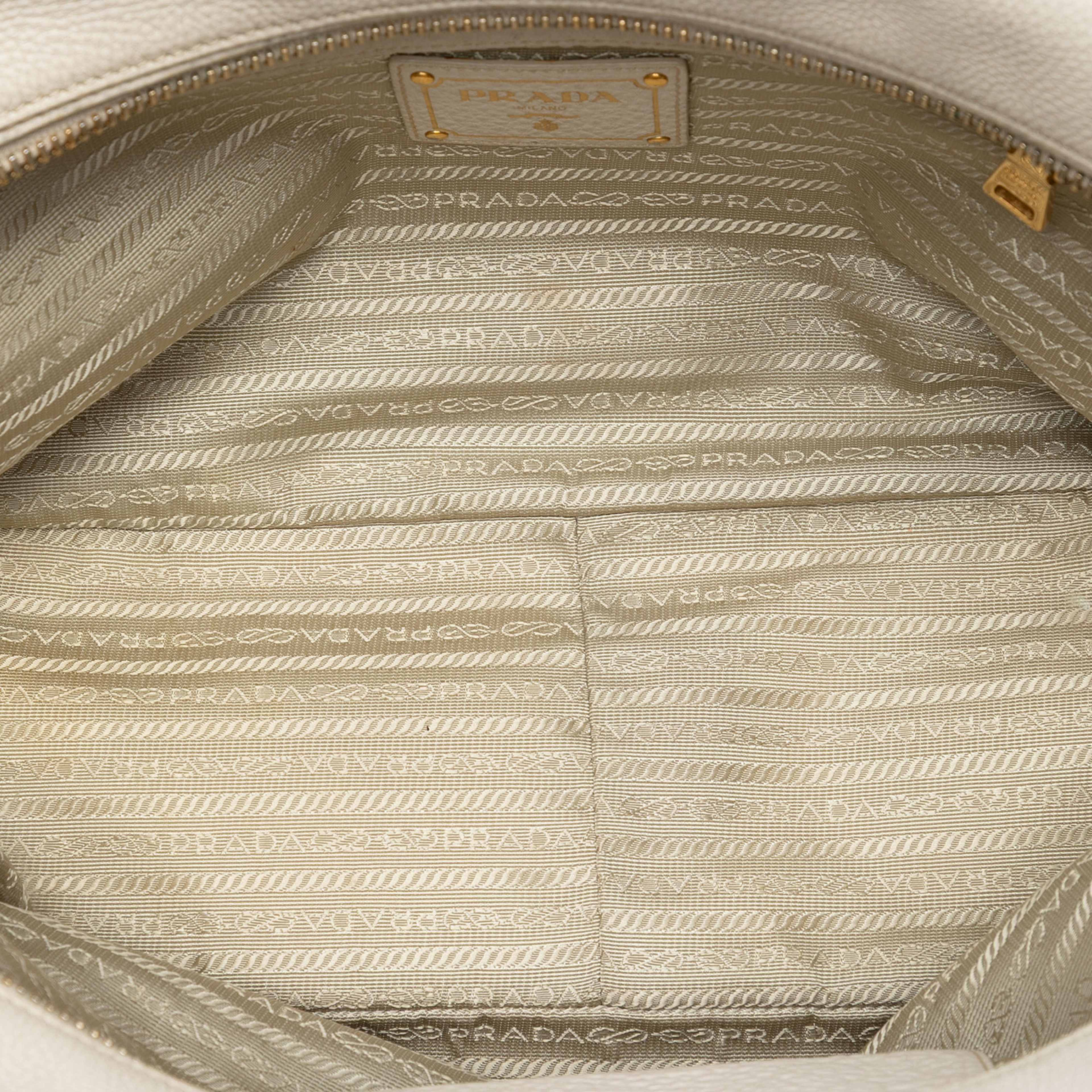 Prada Vitello Daino Bauletto Bag, från Luxclusif, i färgen white. Klicka för att öppna bilden i stort format