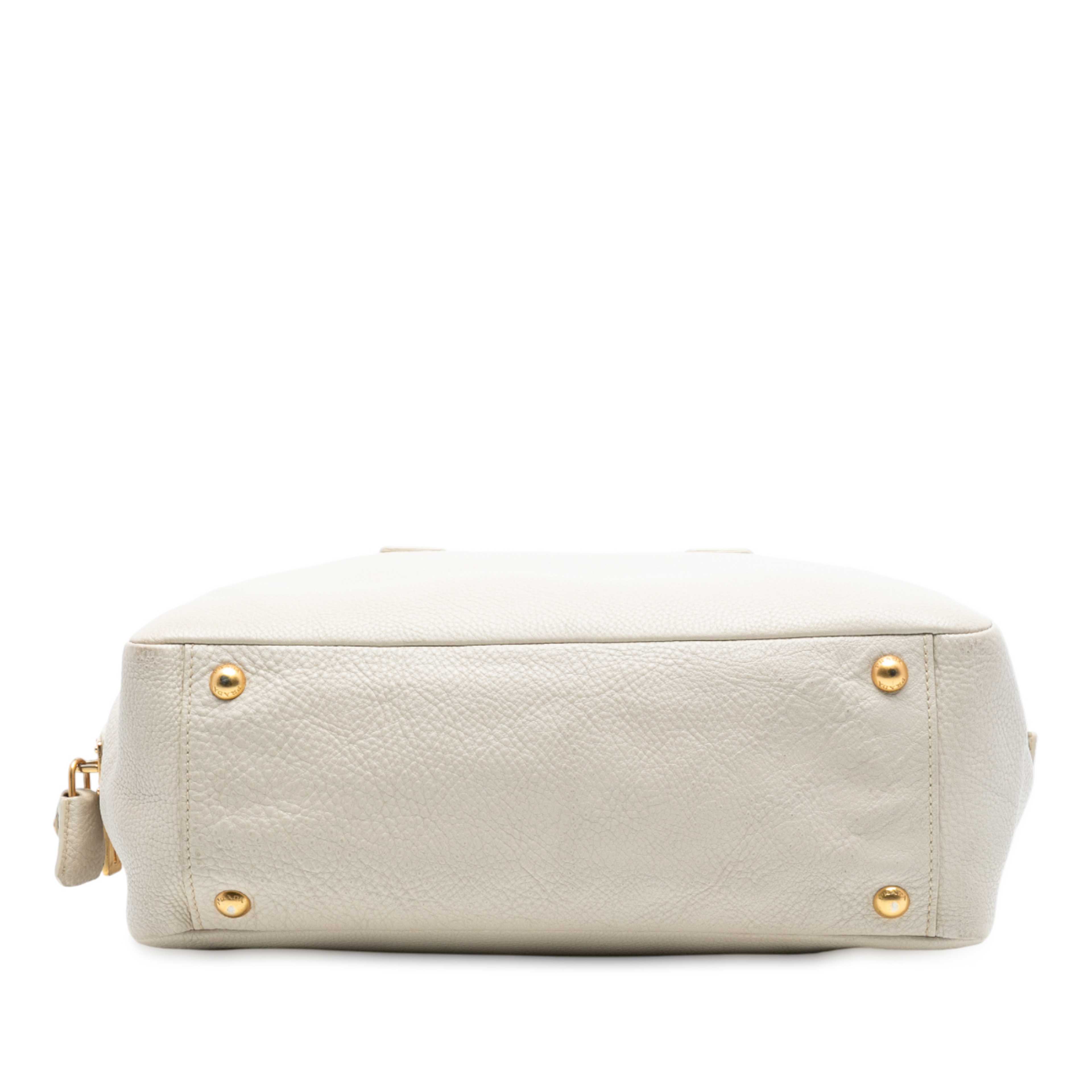 Prada Vitello Daino Bauletto Bag, från Luxclusif, i färgen white. Klicka för att öppna bilden i stort format