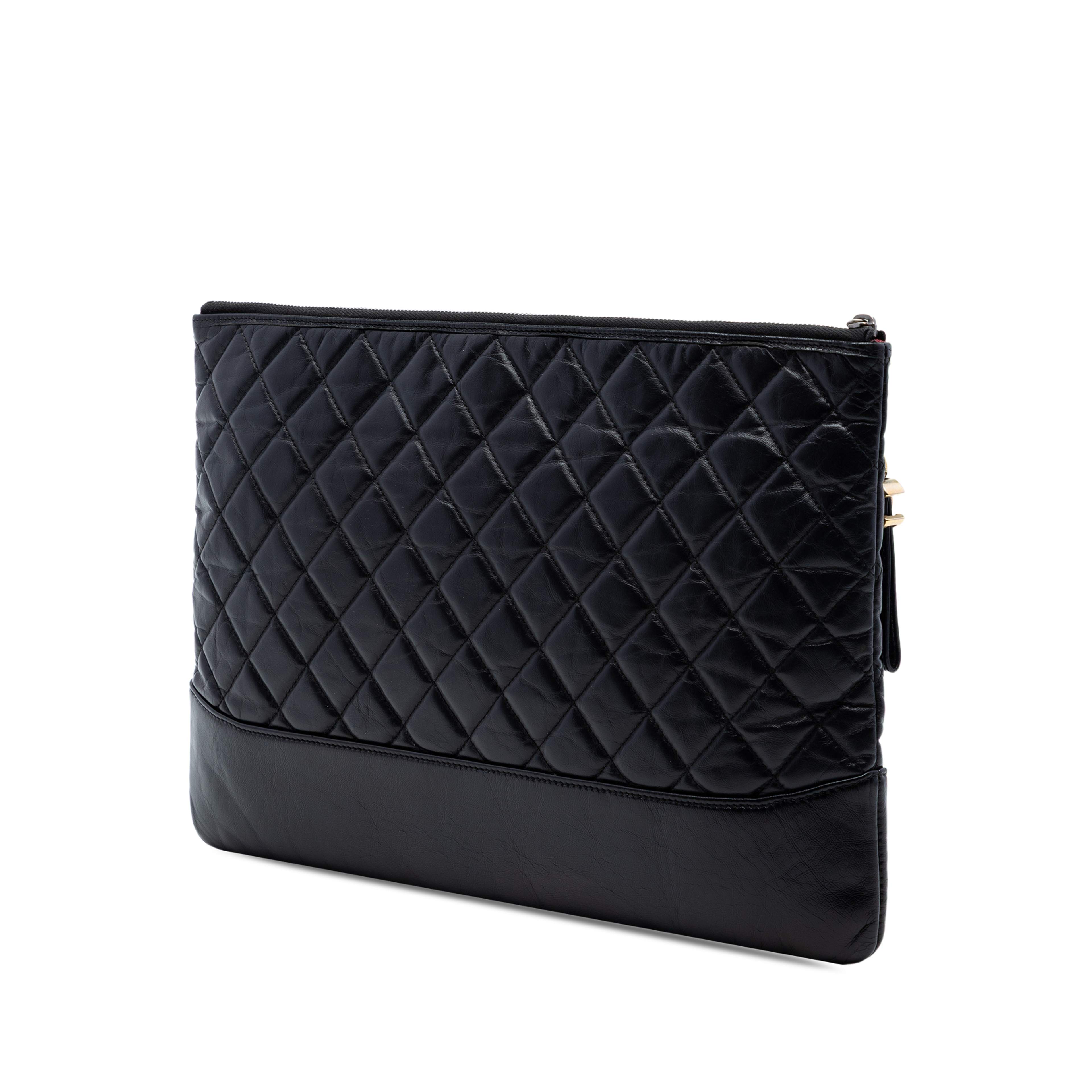 Chanel Large Aged Calfskin Gabrielle O Case Clutch, från Luxclusif, i färgen black. Klicka för att öppna bilden i stort format