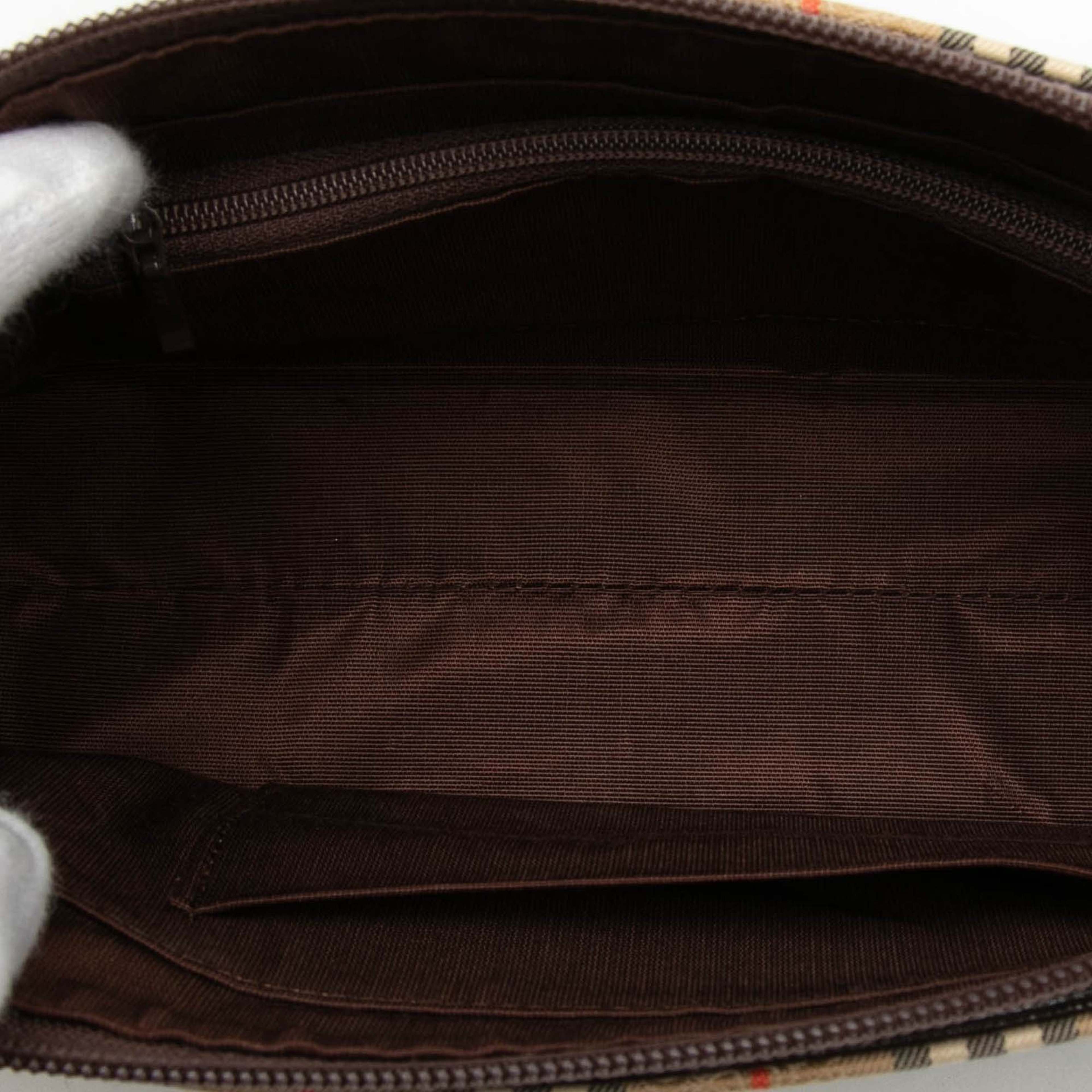 Burberry Haymarket Check Canvas Shoulder Bag, från Luxclusif, i färgen beige. Klicka för att öppna bilden i stort format