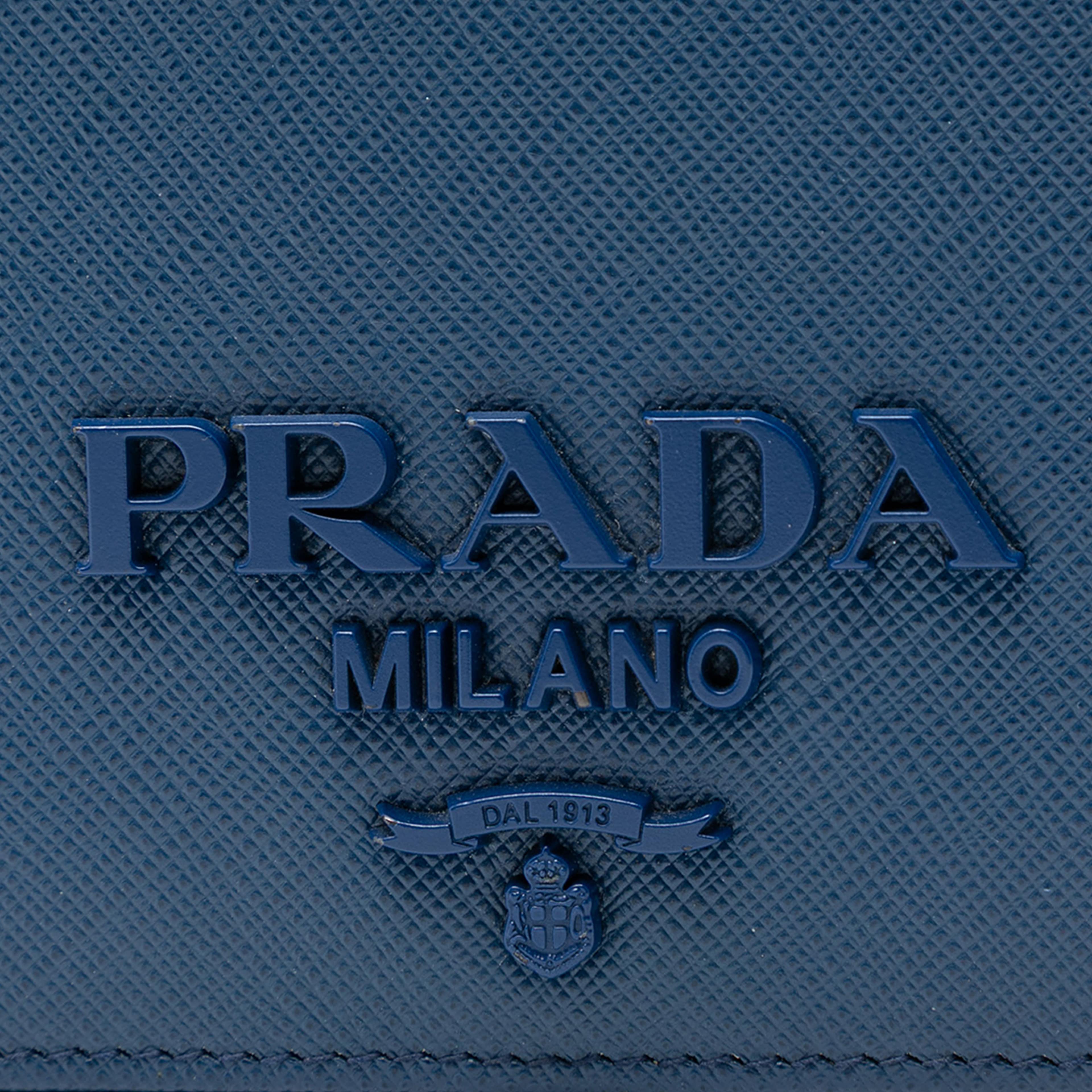 Prada Saffiano Lux Monochrome Wallet On Chain, från Luxclusif, i färgen dark blue. Klicka för att öppna bilden i stort format