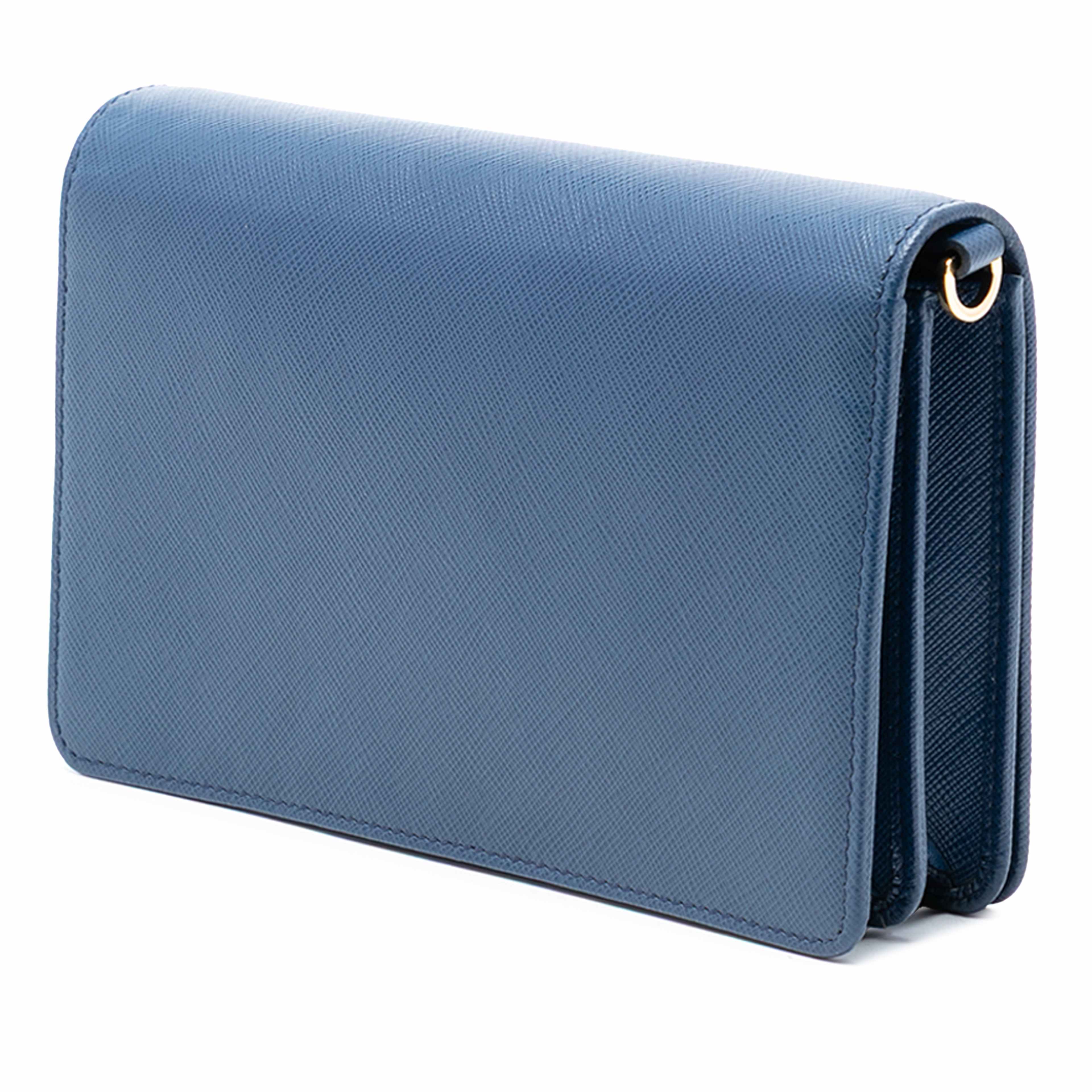 Prada Saffiano Lux Monochrome Wallet On Chain, från Luxclusif, i färgen dark blue. Klicka för att öppna bilden i stort format