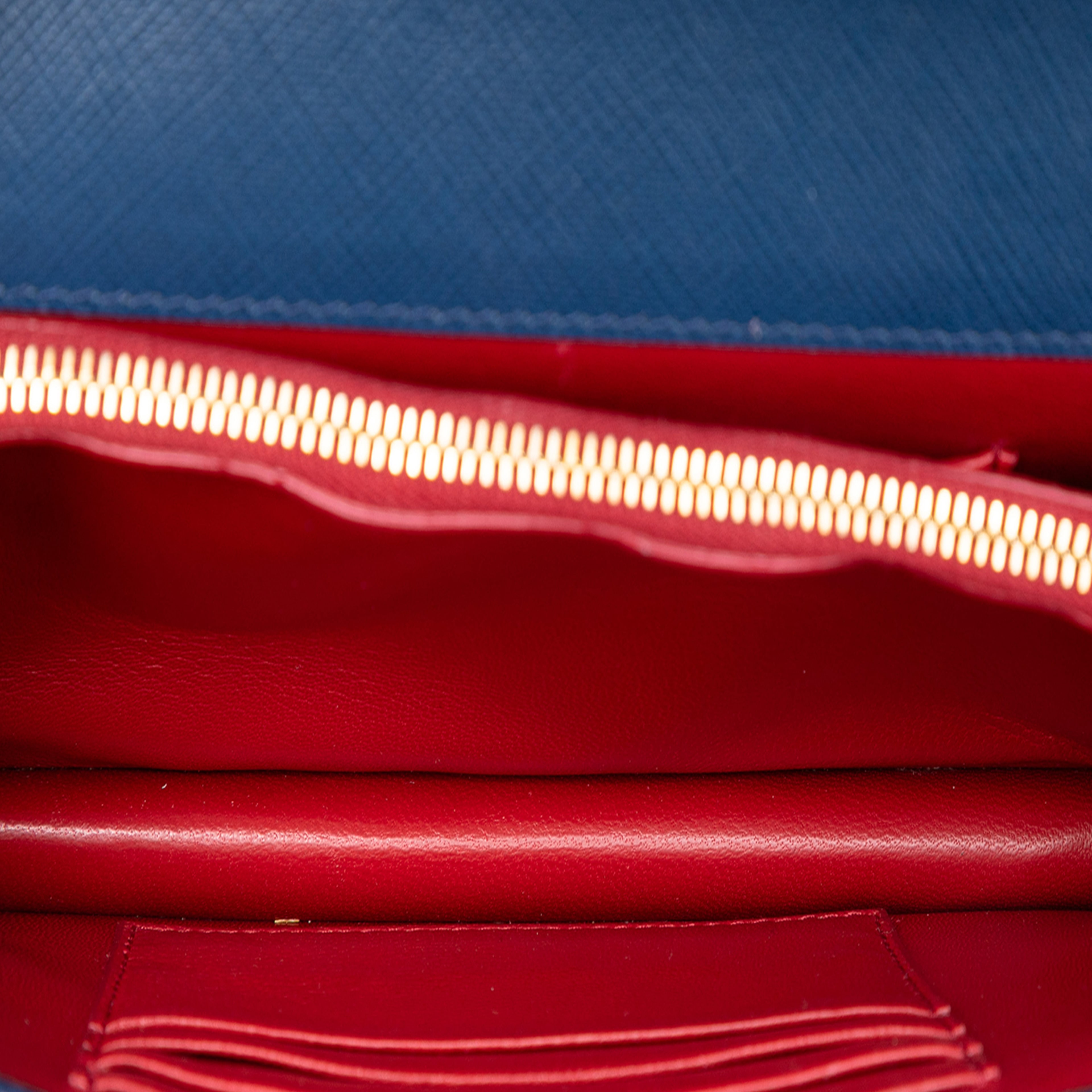 Prada Saffiano Lux Monochrome Wallet On Chain, från Luxclusif, i färgen dark blue. Klicka för att öppna bilden i stort format