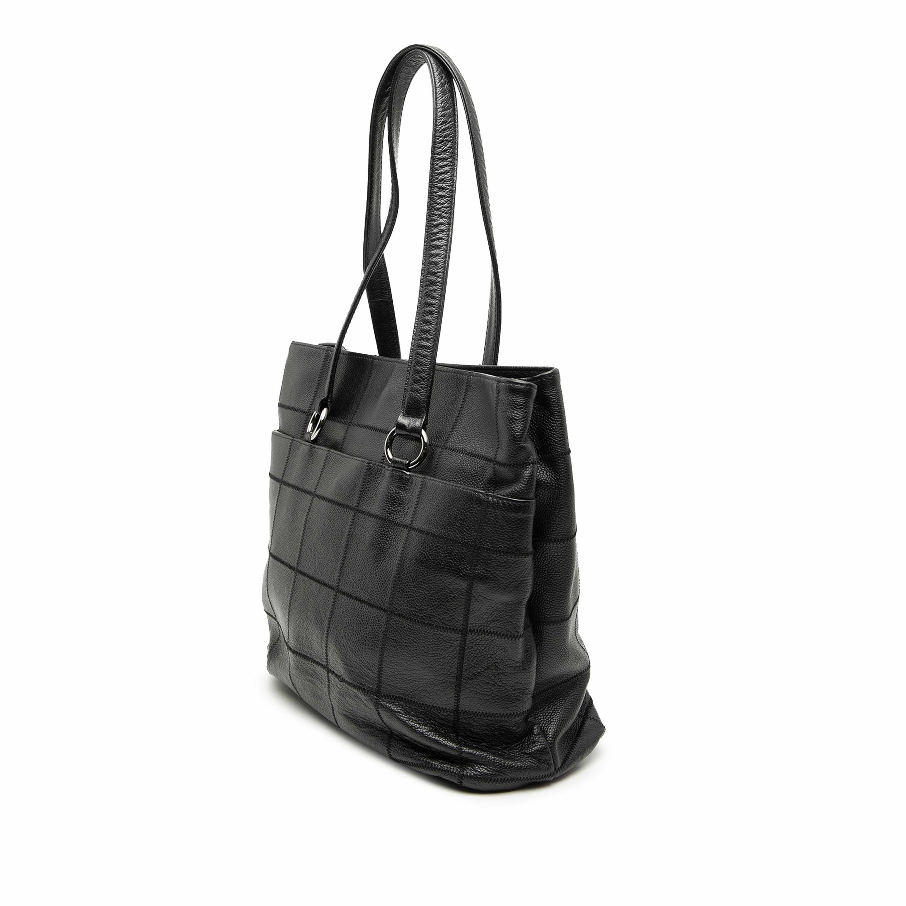 Chanel Choco Bar Caviar Tote, från Luxclusif, i färgen black. Klicka för att öppna bilden i stort format