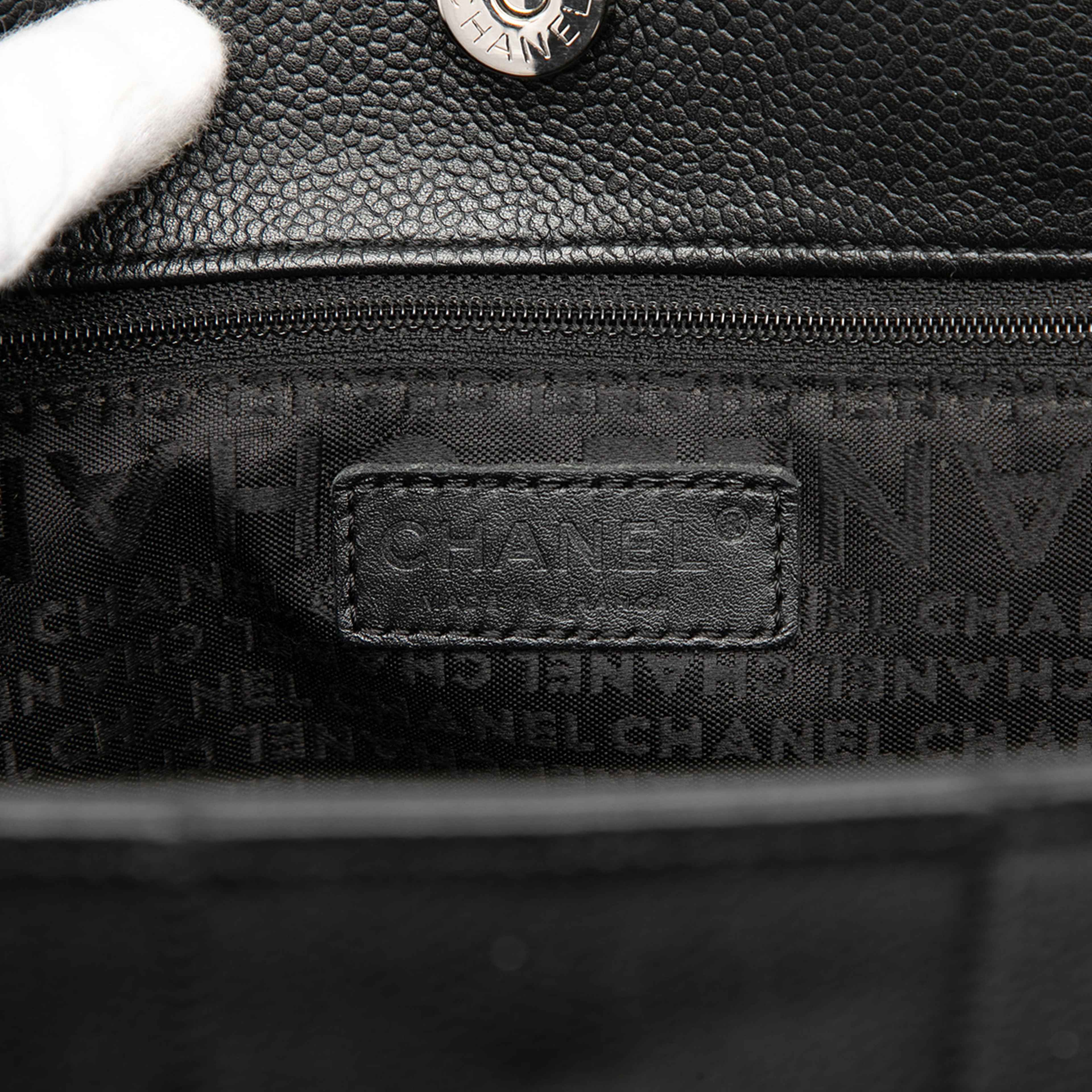 Chanel Choco Bar Caviar Tote, från Luxclusif, i färgen black. Klicka för att öppna bilden i stort format