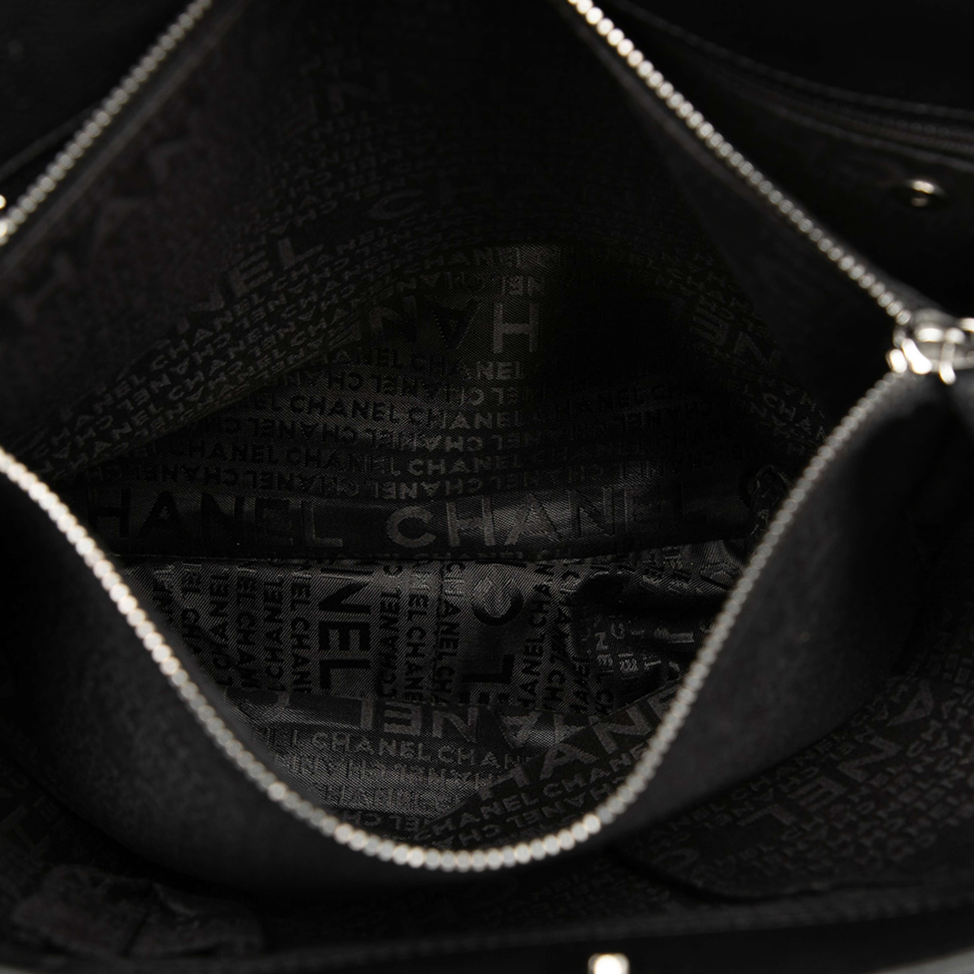 Chanel Choco Bar Caviar Tote, från Luxclusif, i färgen black. Klicka för att öppna bilden i stort format