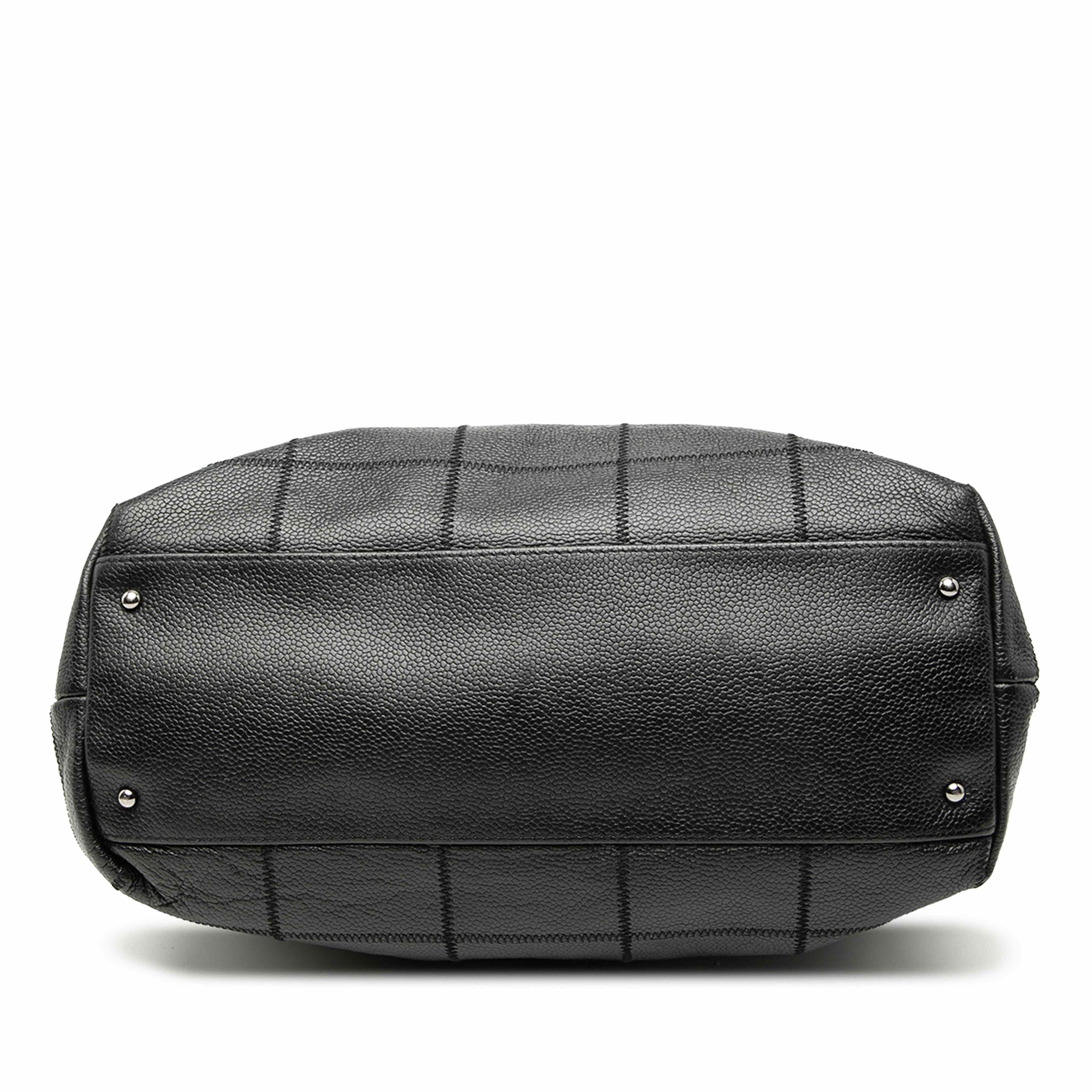 Chanel Choco Bar Caviar Tote, från Luxclusif, i färgen black. Klicka för att öppna bilden i stort format