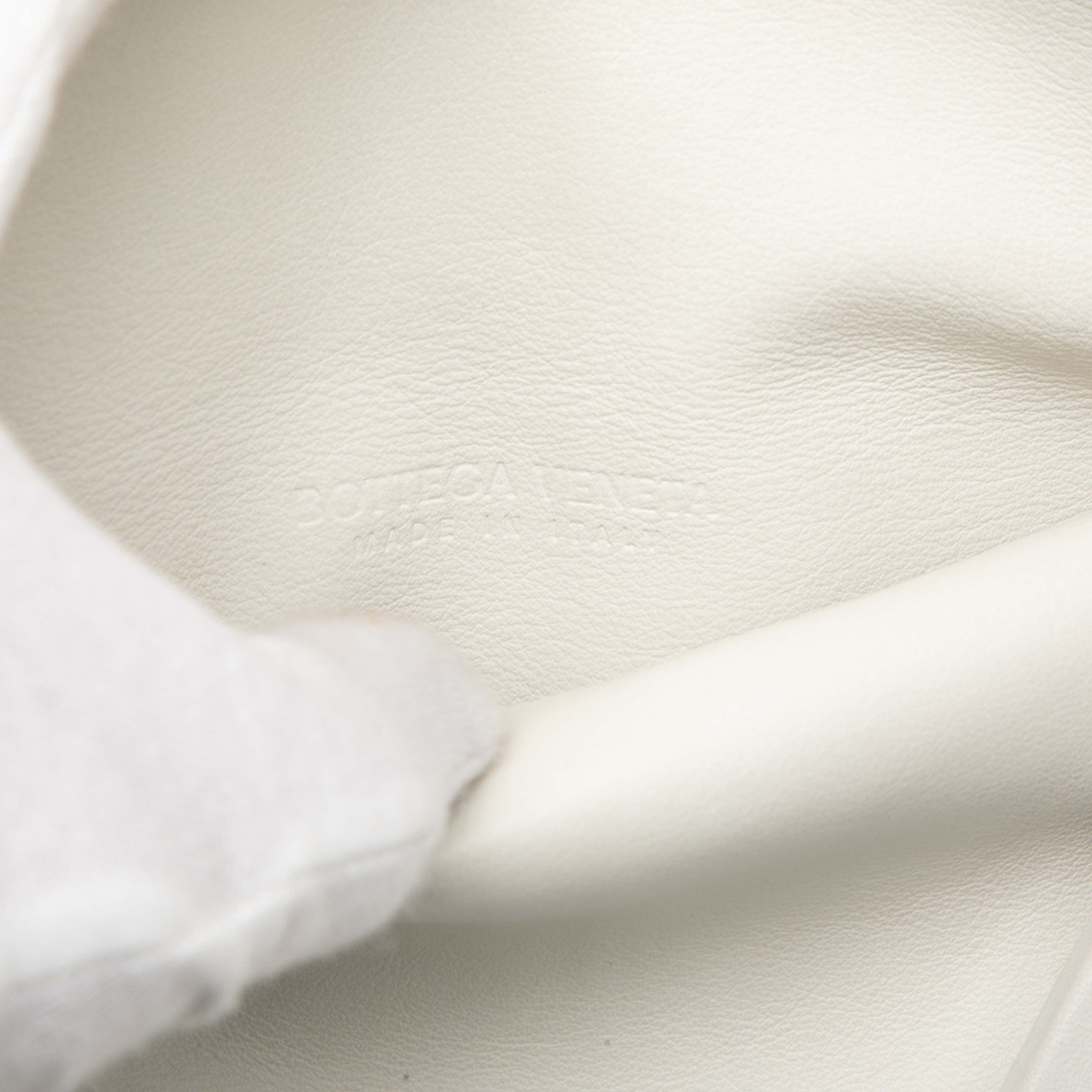 Bottega Veneta Leather Bv Trine Angular Clutch, från Luxclusif, i färgen white. Klicka för att öppna bilden i stort format