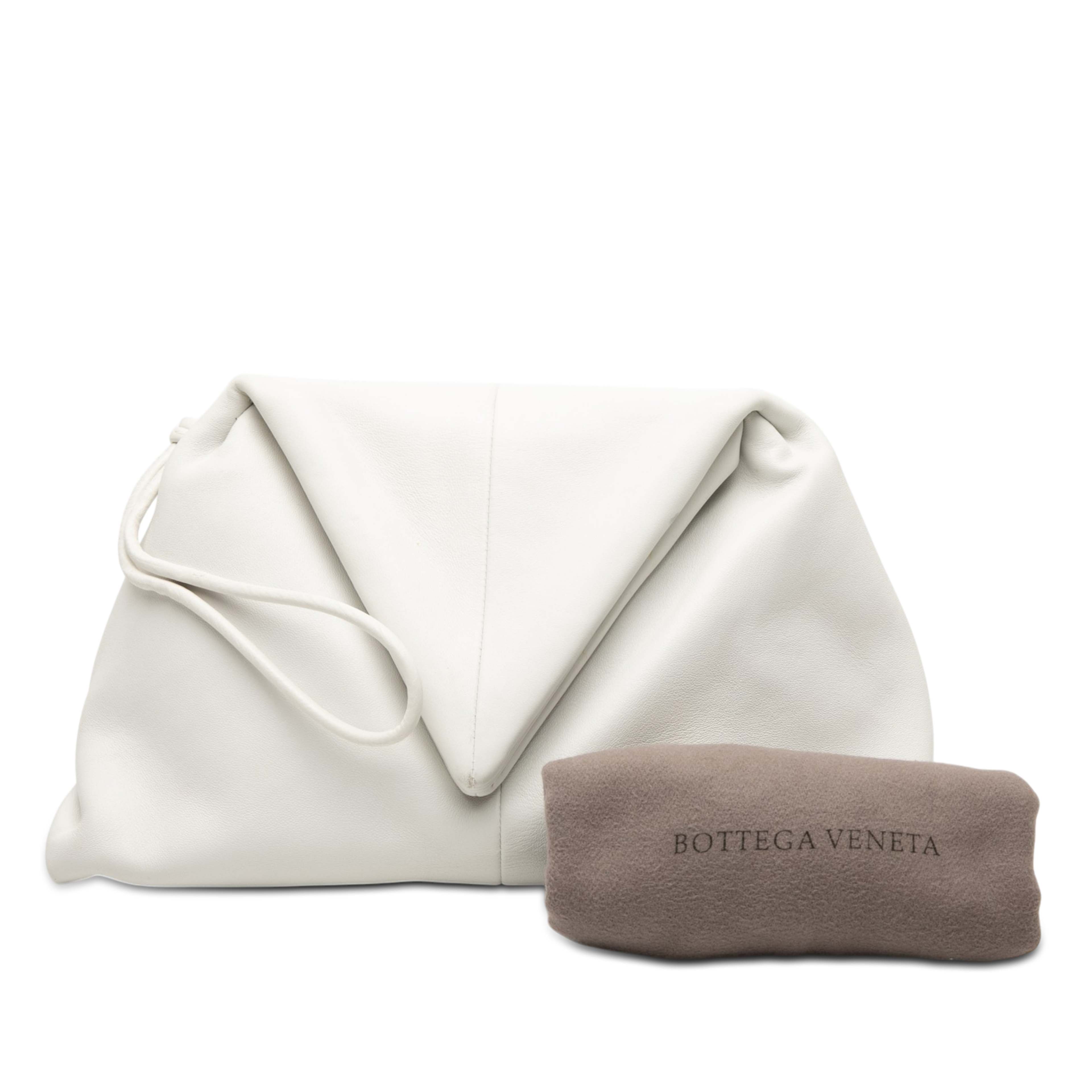Bottega Veneta Leather Bv Trine Angular Clutch, från Luxclusif, i färgen vit. Klicka för att öppna bilden i stort format