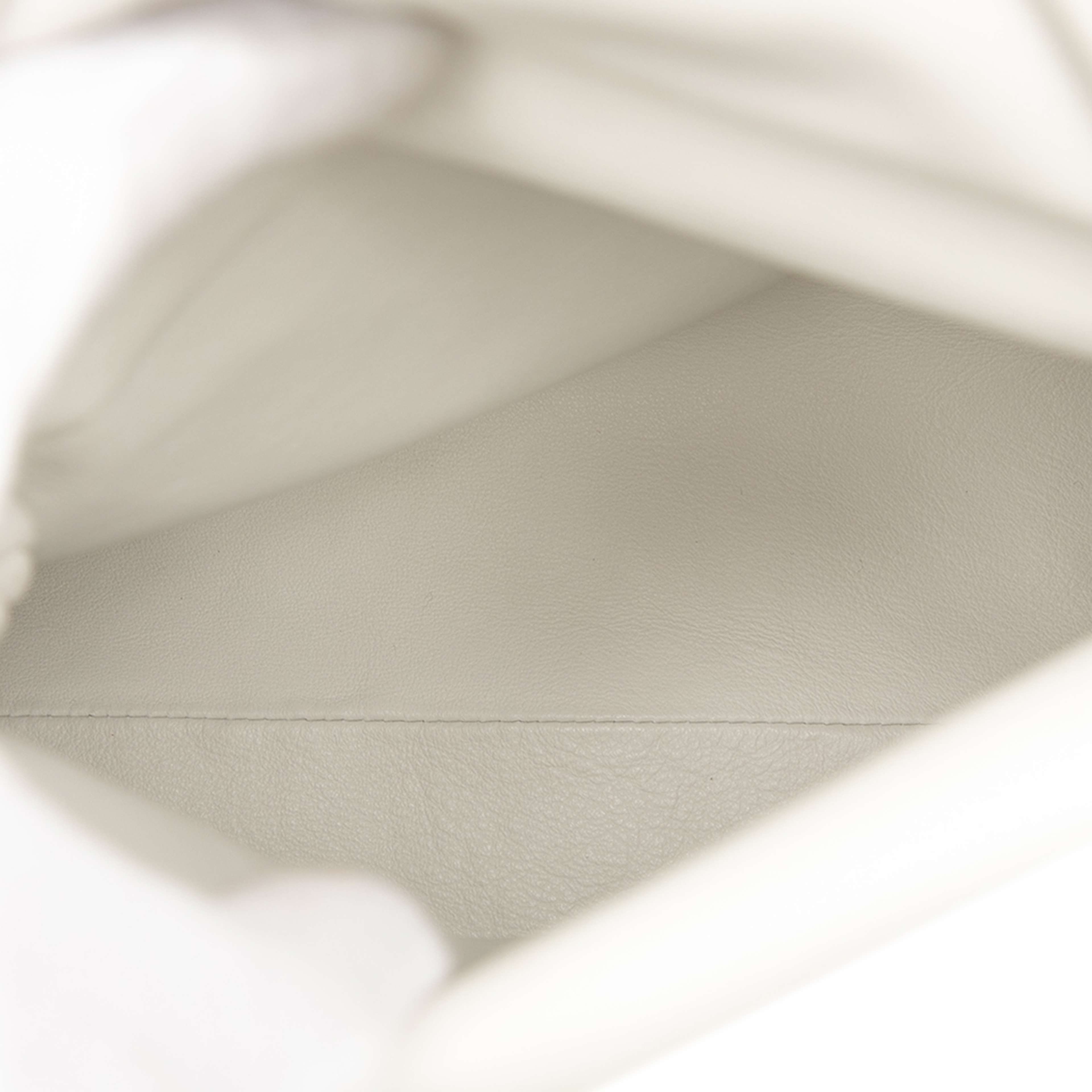 Bottega Veneta Leather Bv Trine Angular Clutch, från Luxclusif, i färgen white. Klicka för att öppna bilden i stort format