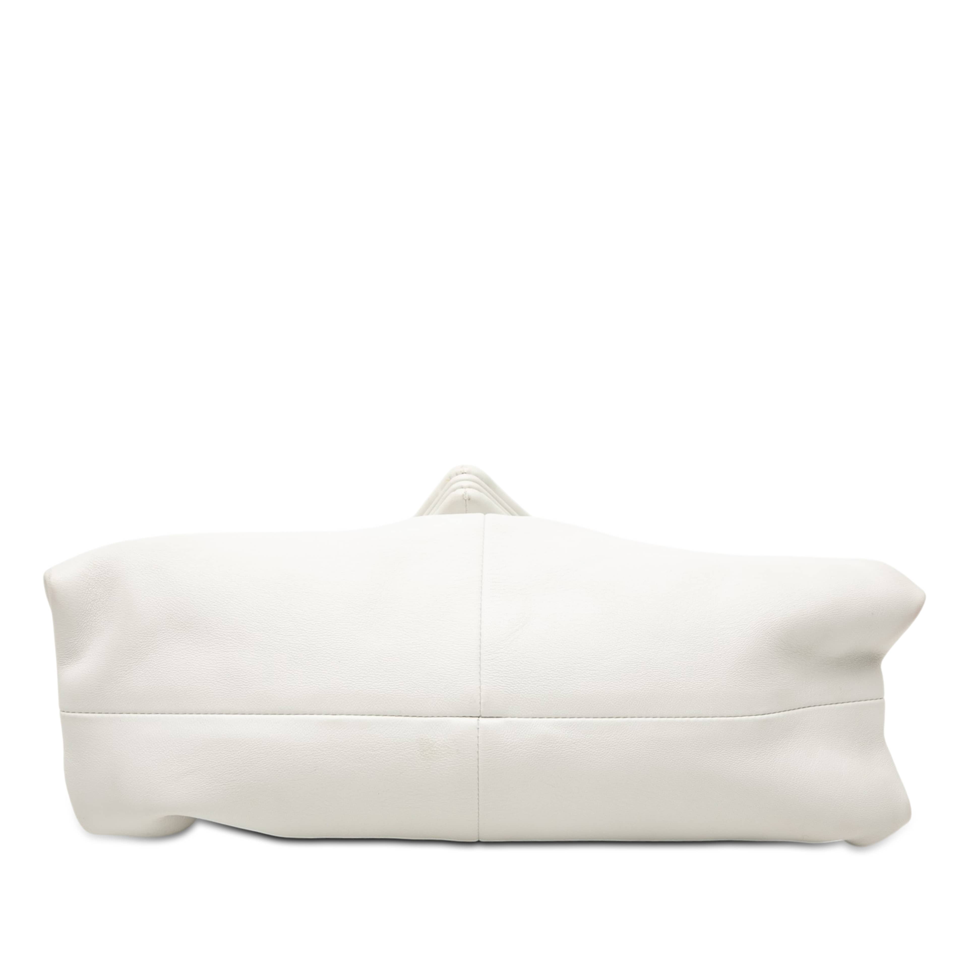 Bottega Veneta Leather Bv Trine Angular Clutch, från Luxclusif, i färgen vit. Klicka för att öppna bilden i stort format