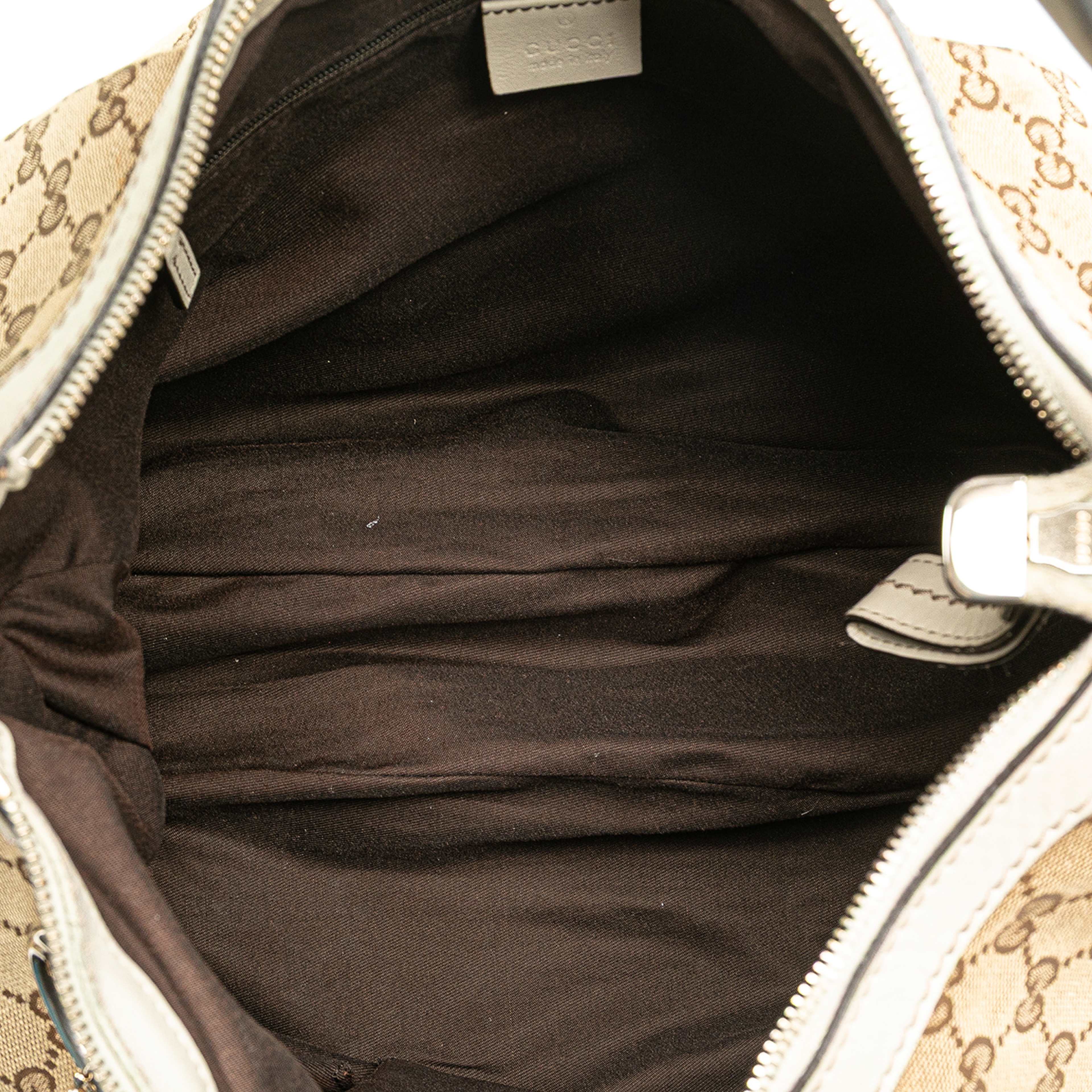 Gucci Medium Gg Canvas Sukey Shoulder Bag, från Luxclusif, i färgen beige. Klicka för att öppna bilden i stort format