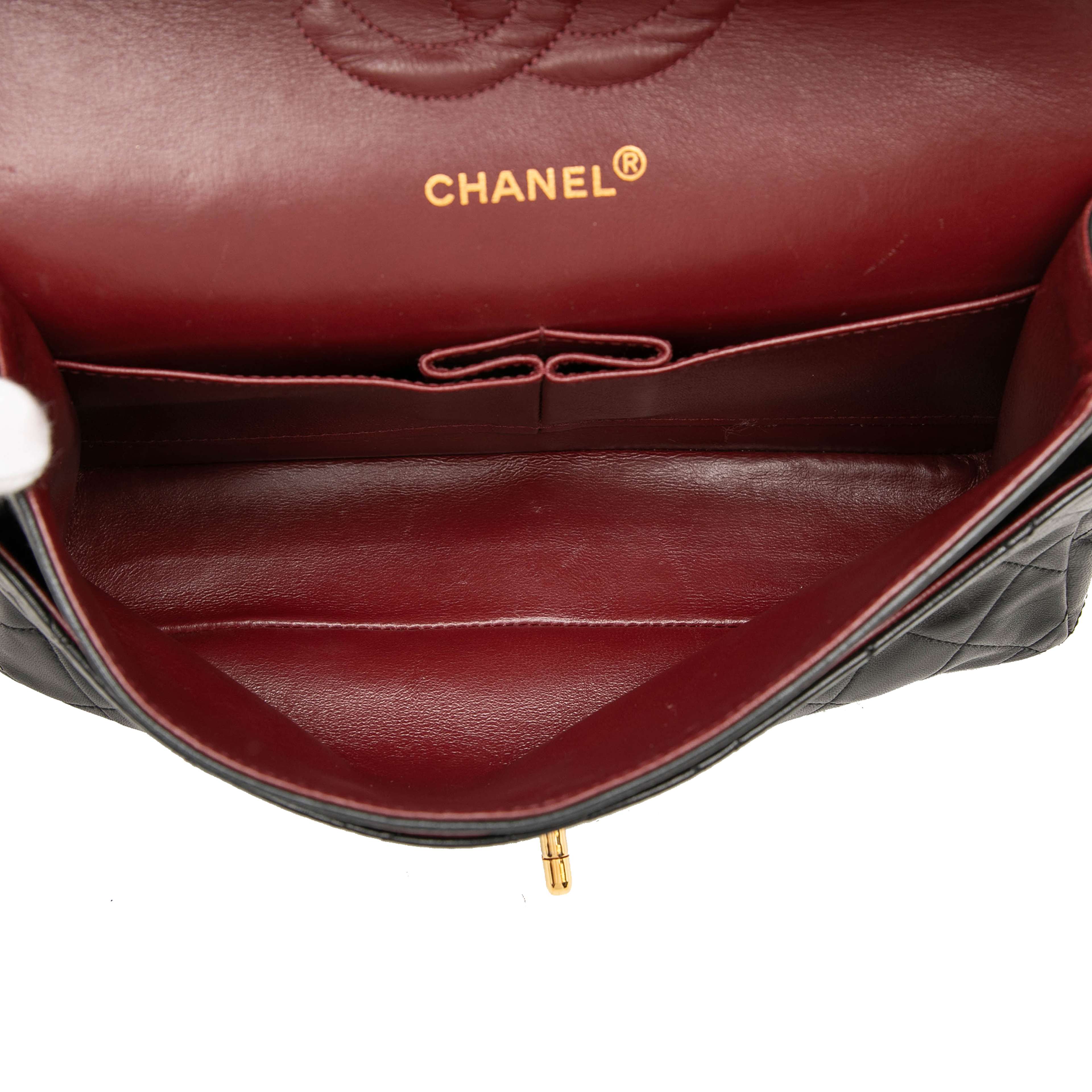 Chanel Medium Classic Lambskin Double Flap, från Luxclusif, i färgen svart. Klicka för att öppna bilden i stort format