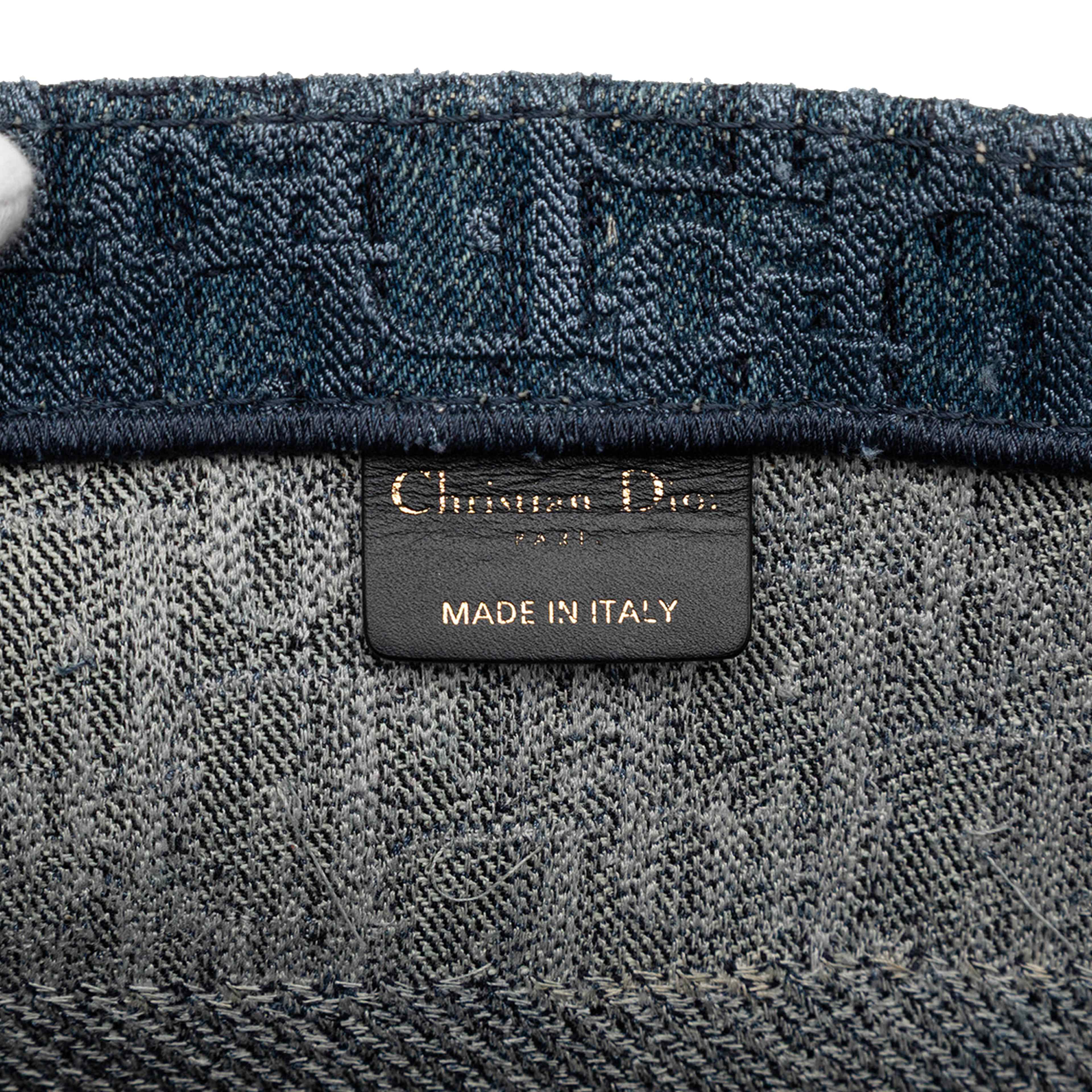 Dior Medium Oblique Denim Book Tote, från Luxclusif, i färgen blue. Klicka för att öppna bilden i stort format