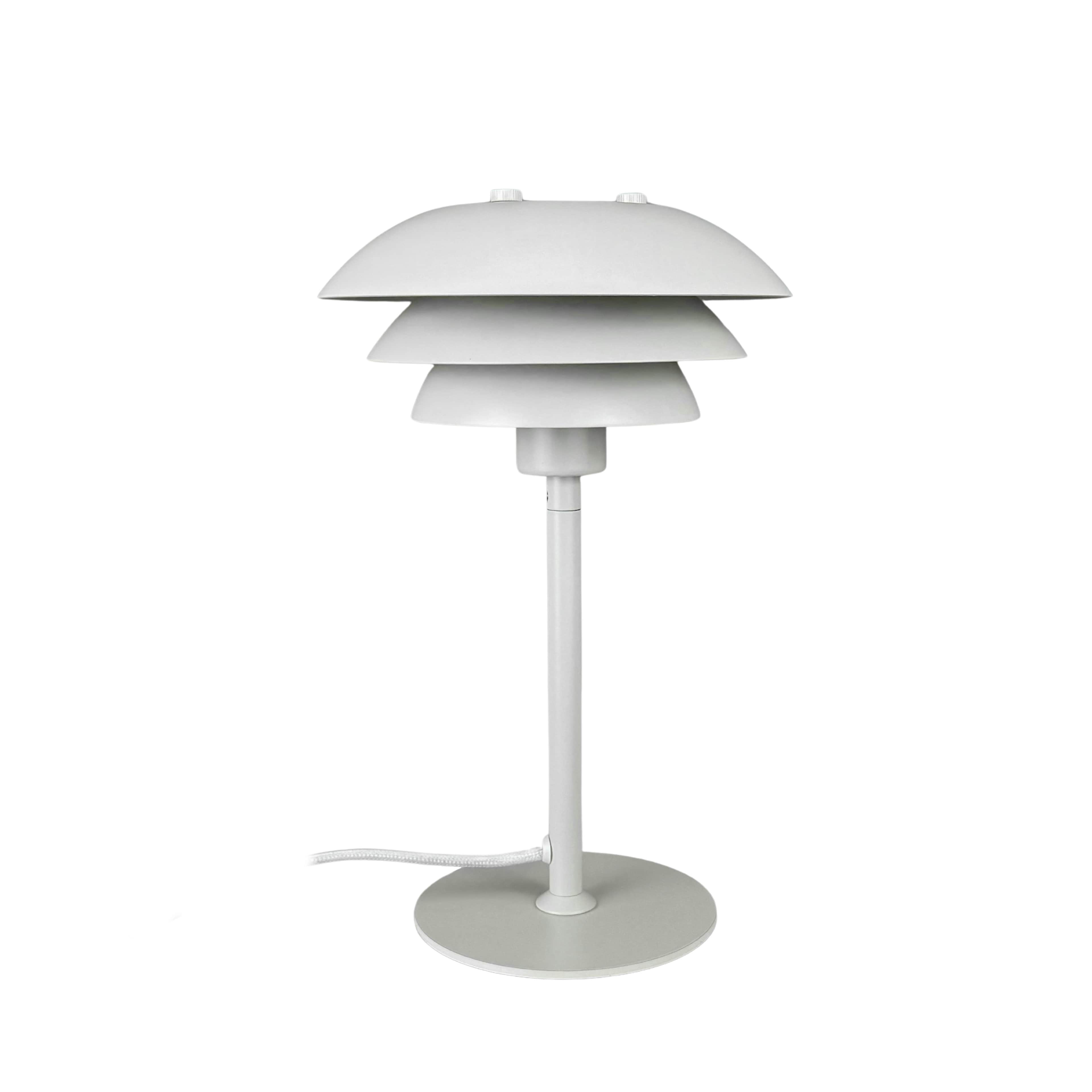 Sixteen Table Lamp, från Dyberg Larsen, i färgen pearl white. Klicka för att öppna bilden i stort format