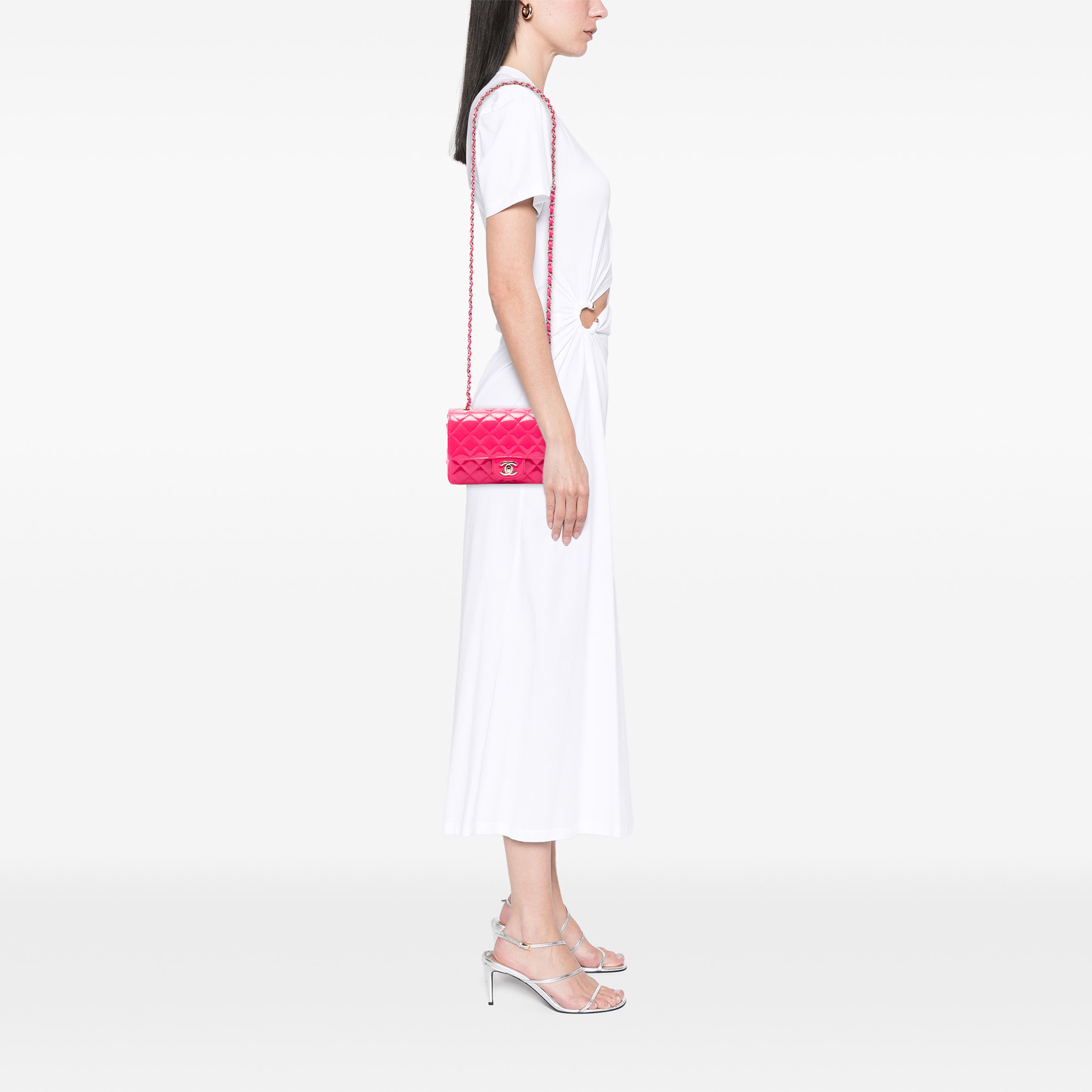 Chanel Mini Rectangular Classic Patent Single Flap, från Luxclusif, i färgen rosa. Klicka för att öppna bilden i stort format