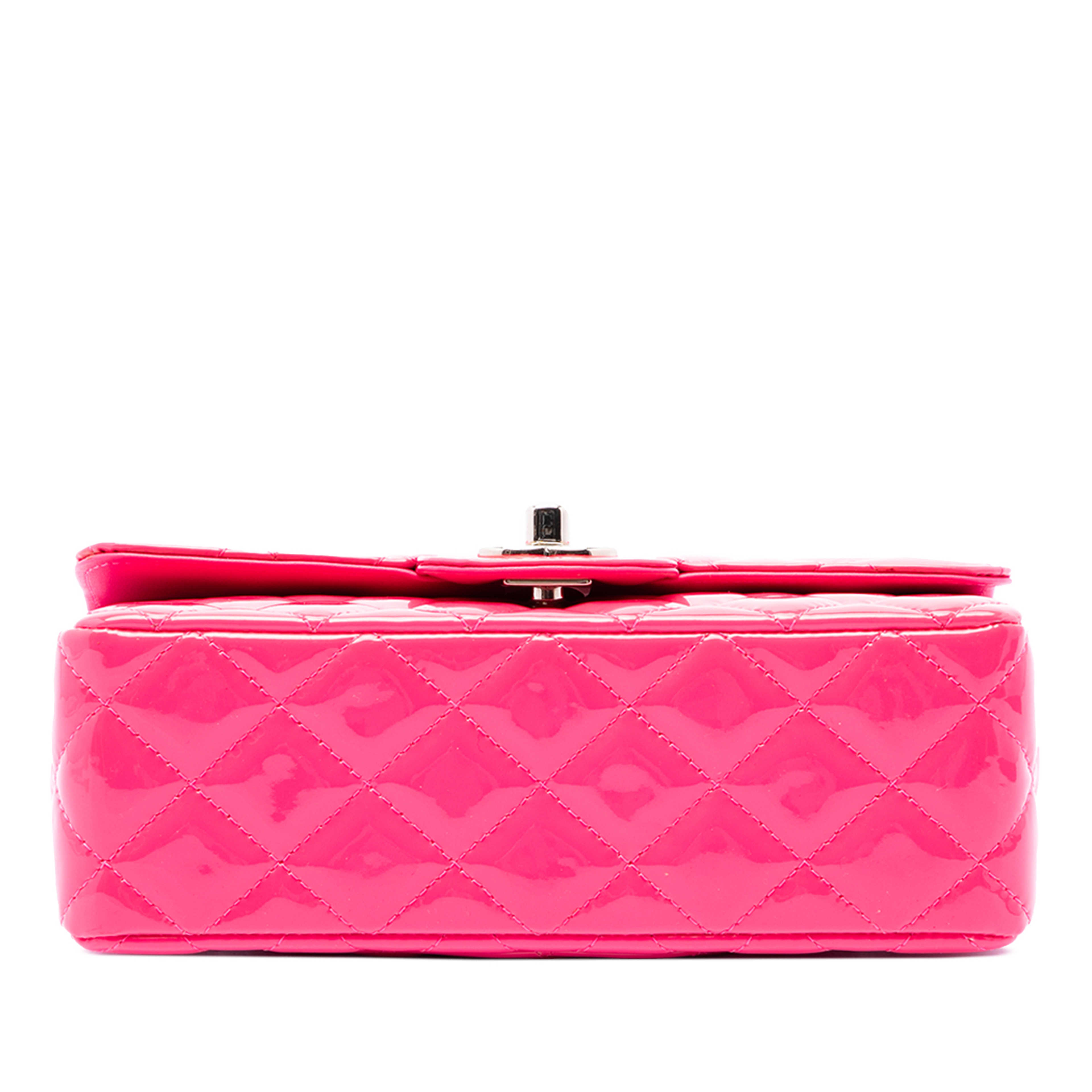 Chanel Mini Rectangular Classic Patent Single Flap, från Luxclusif, i färgen rosa. Klicka för att öppna bilden i stort format