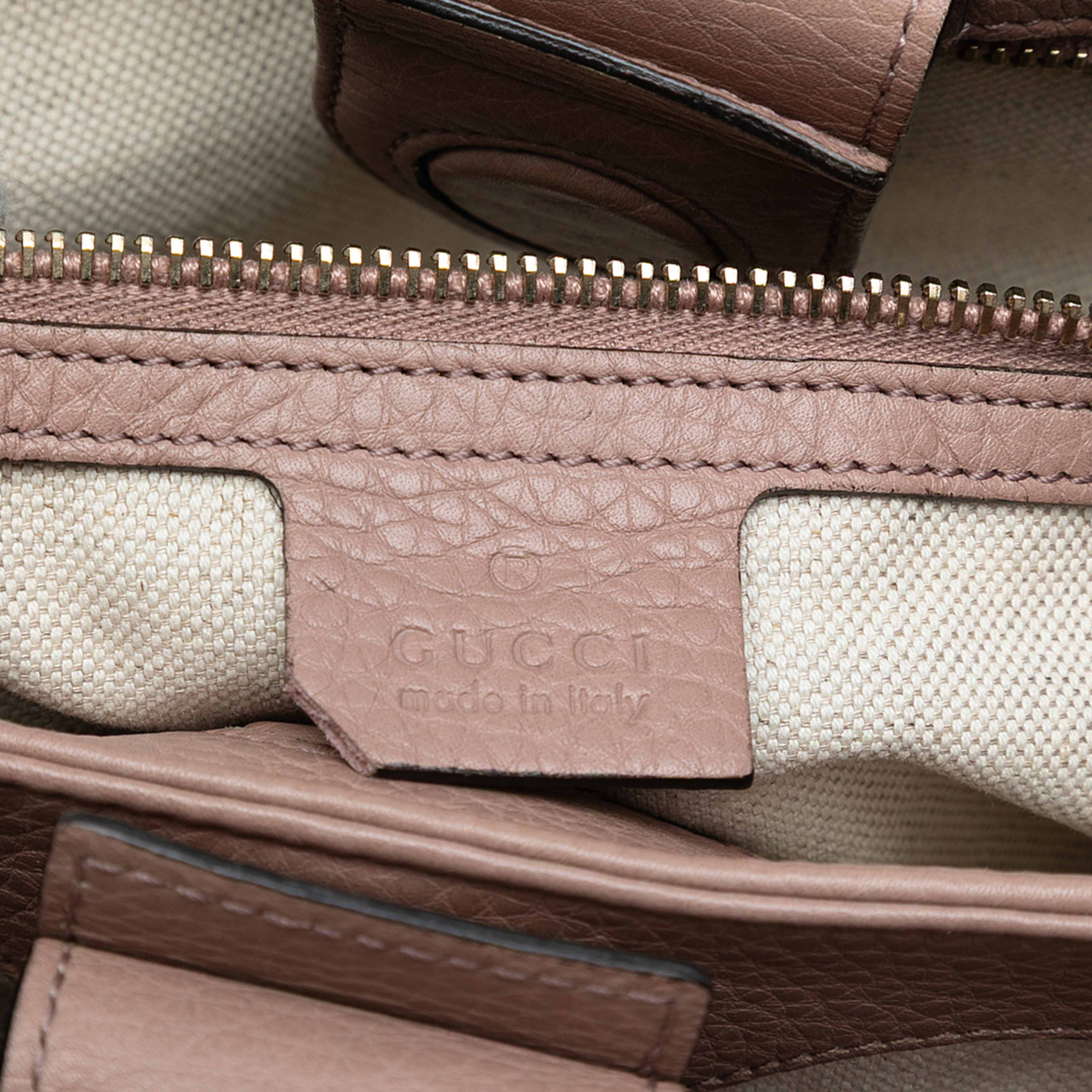 Gucci Small Calfskin Bamboo Shopper Satchel, från Luxclusif, i färgen nude. Klicka för att öppna bilden i stort format