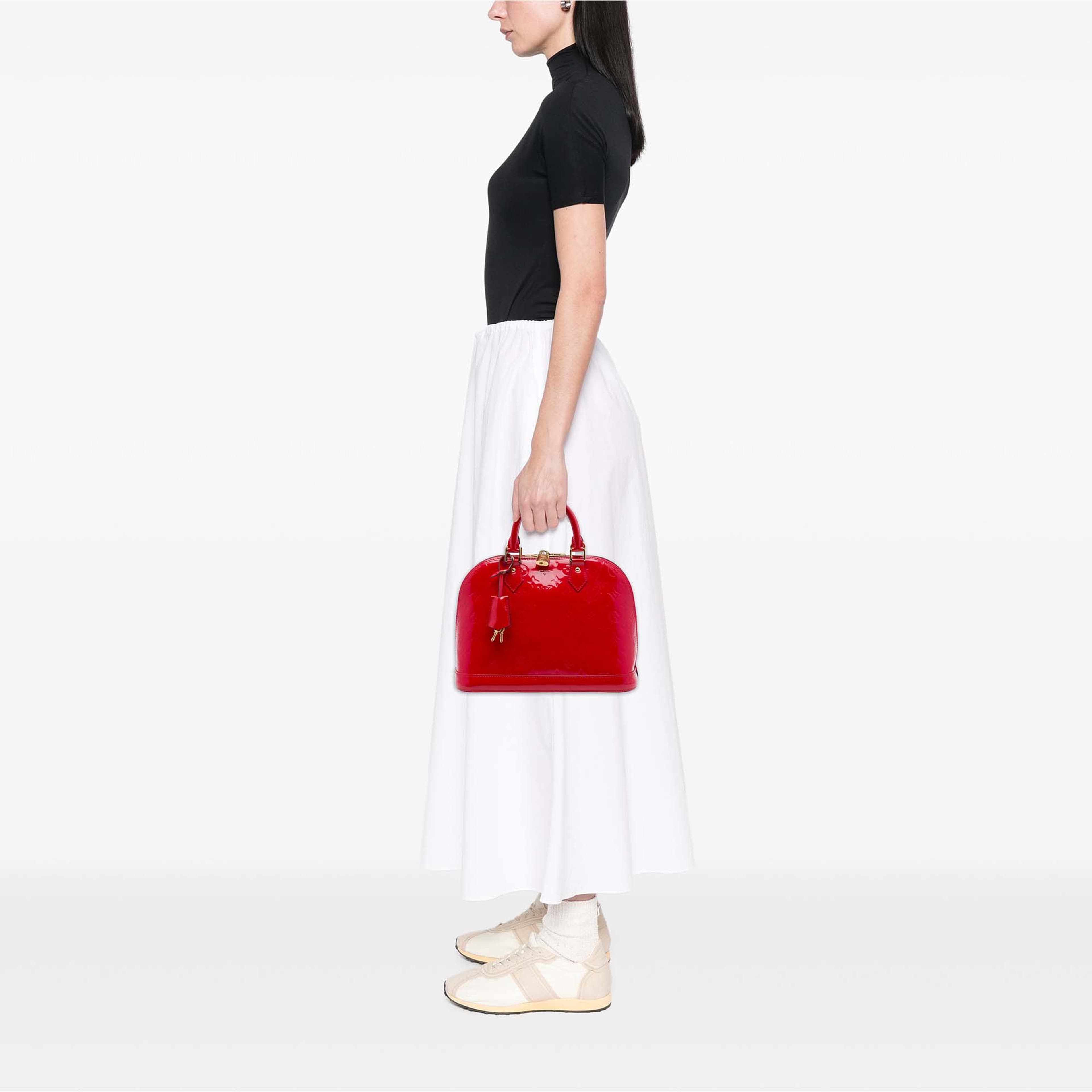 Louis Vuitton Monogram Vernis Alma Pm, från Luxclusif, i färgen röd. Klicka för att öppna bilden i stort format